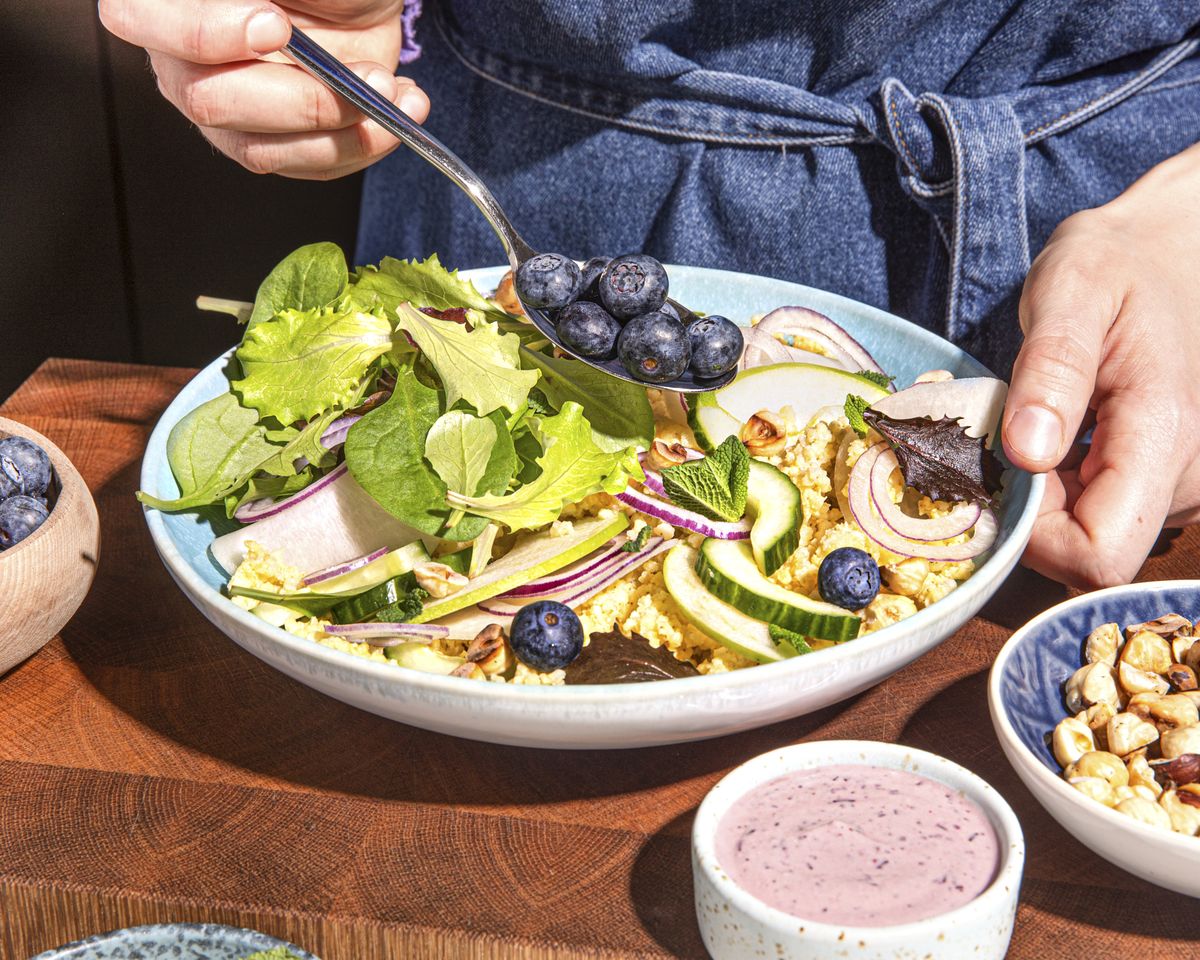 Heidelbeer-Salatbowl mit Kräuter-Haselnuss-Hirse | Rezept | Kitchen Stories