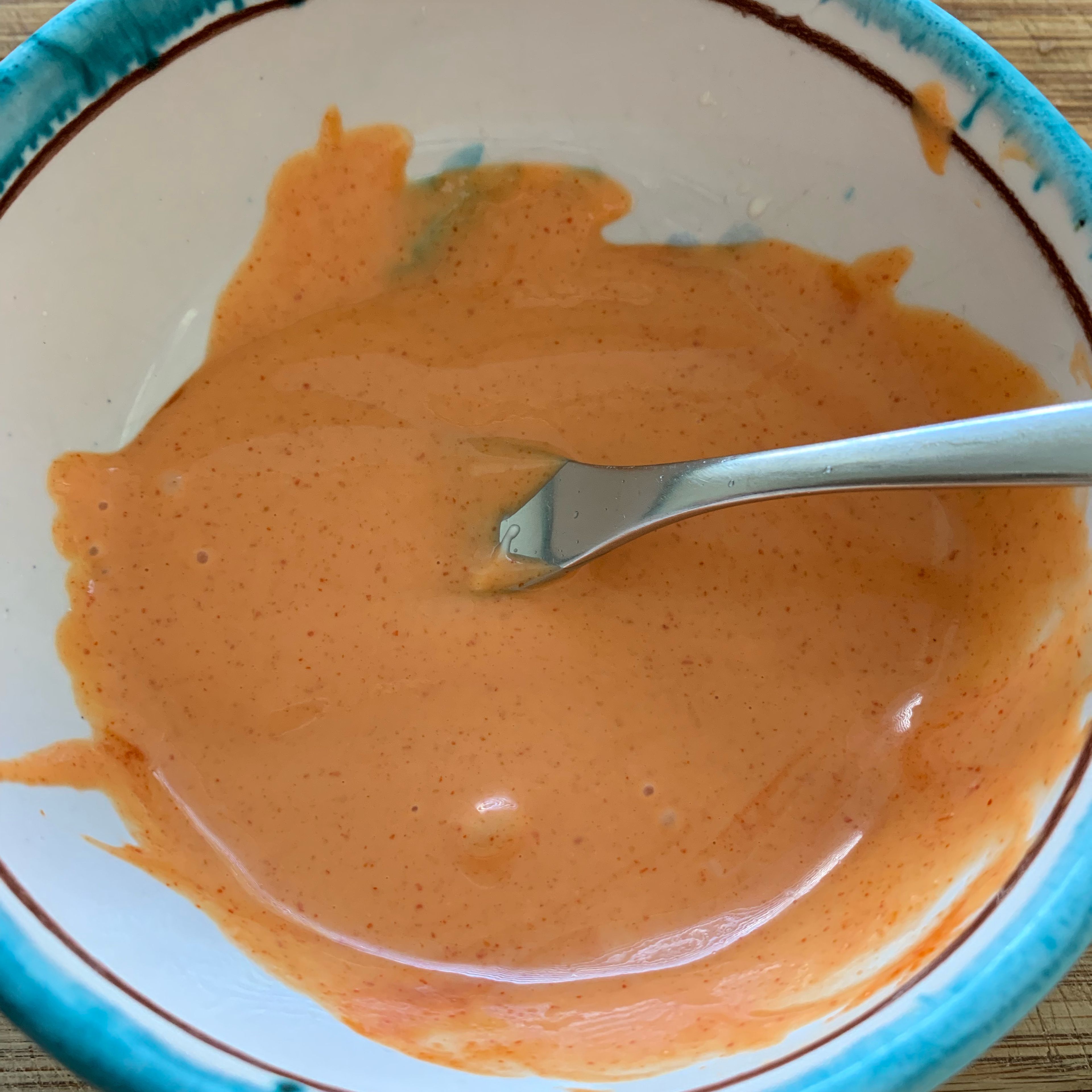 Sriracha und Mayonnaise im Verhältnis 1:1,5 mischen (wenn‘s zu scharf ist, gerne mit mehr Mayonnaise strecken