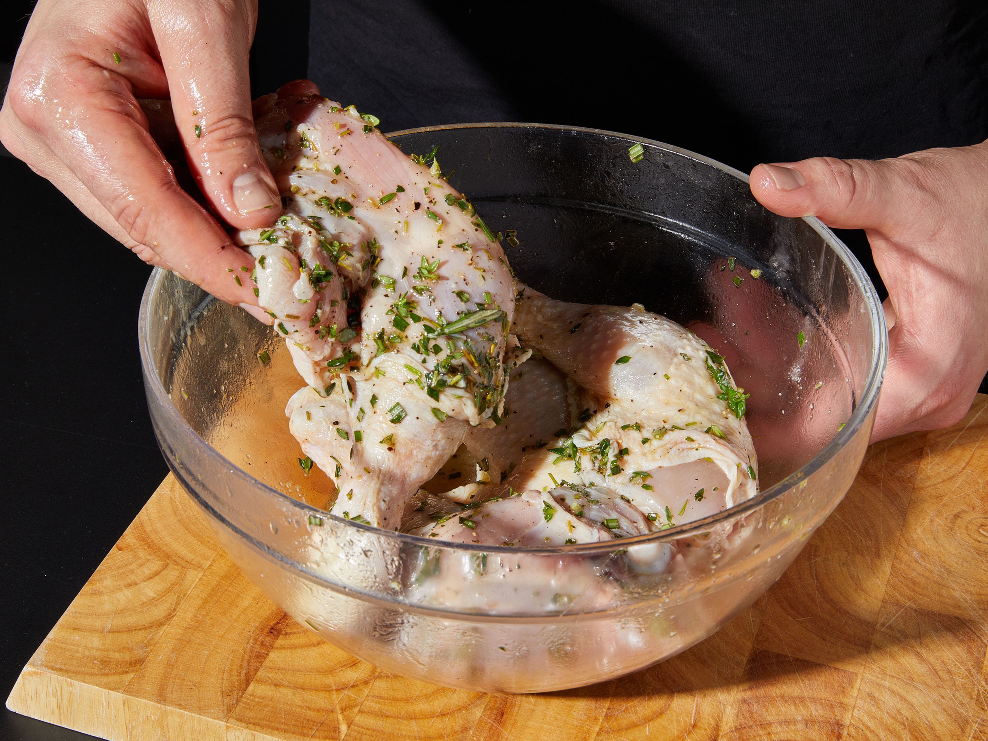 Peel and dice onion and garlic. Remove rosemary and thyme leaves from stems and finely chop. In a large bowl, mix sugar, olive oil, juice of half a lemon, thyme, rosemary, oregano, salt, and pepper. Add chicken and let marinate for approx. 30 min.