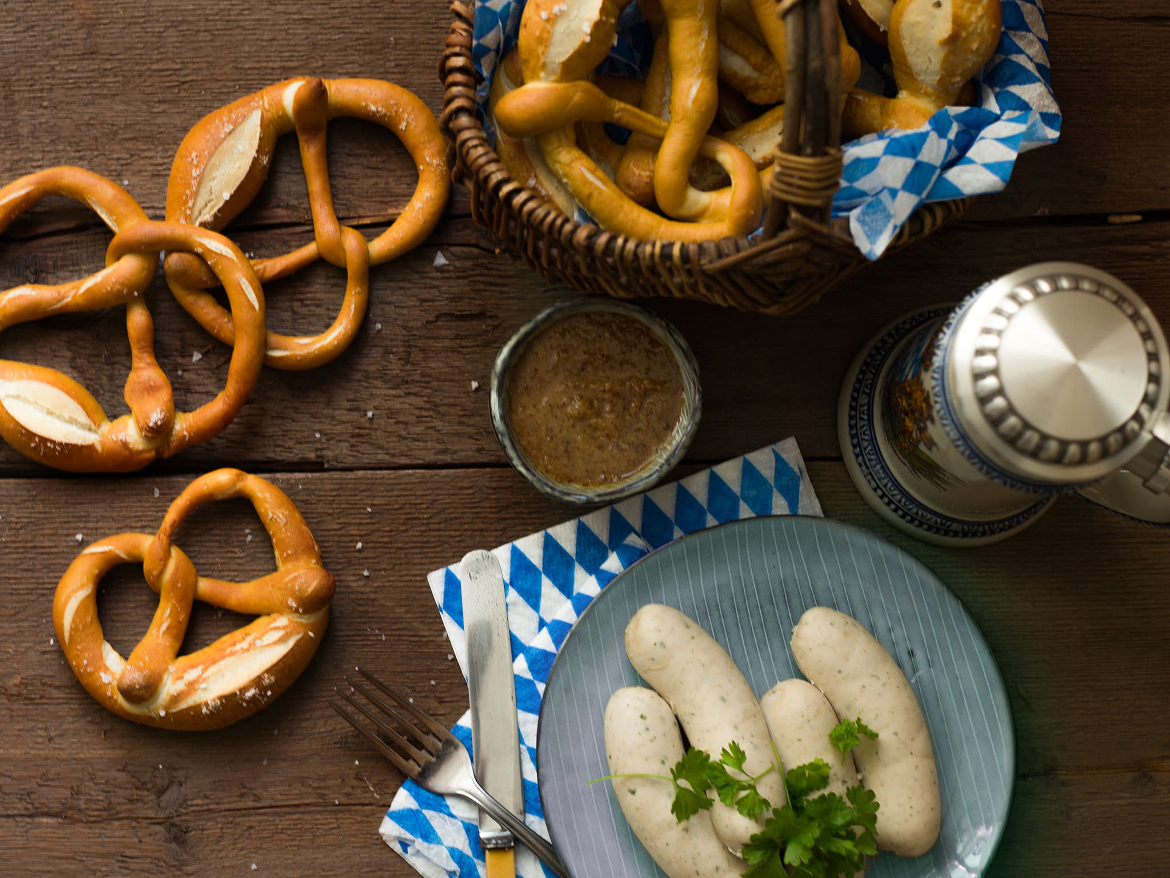 Frische Brezeln mit Weißwürsten