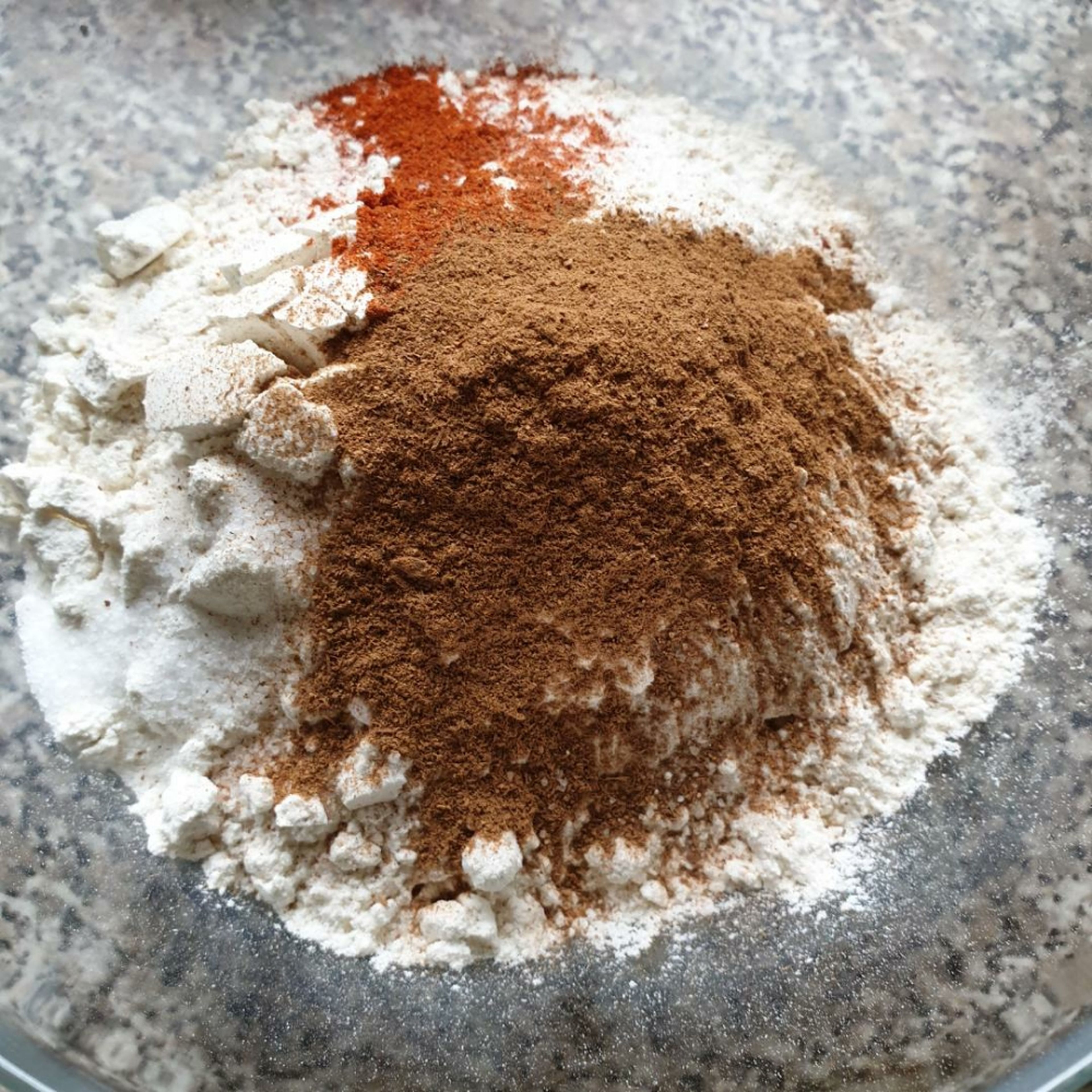Sift the flour in a bowl and combine cayenne pepper, ground cinnamon, salt and baking soda and set aside.