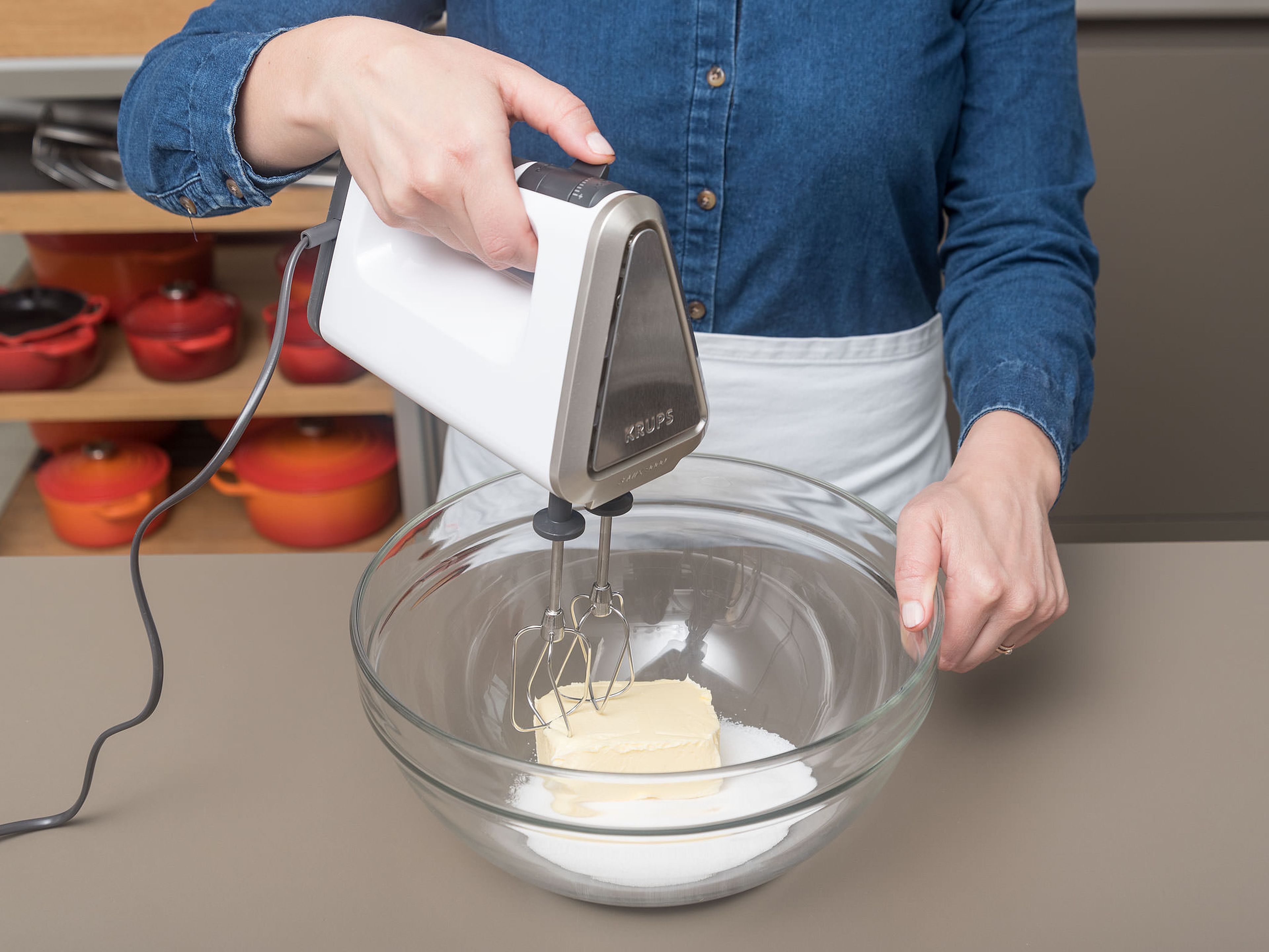 Vanilleschote aufschneiden und auskratzen. Mehl, Backpulver, Salz und Vanillemark verrühren. In einer separaten Schüssel oder der Schüssel einer Küchenmaschine Butter und Zucker aufschlagen, bis die Masse schaumig ist. Eier einzeln hinzugeben und verrühren. Mehl-Mischung unterrühren bis ein einheitlicher Teig entsteht.