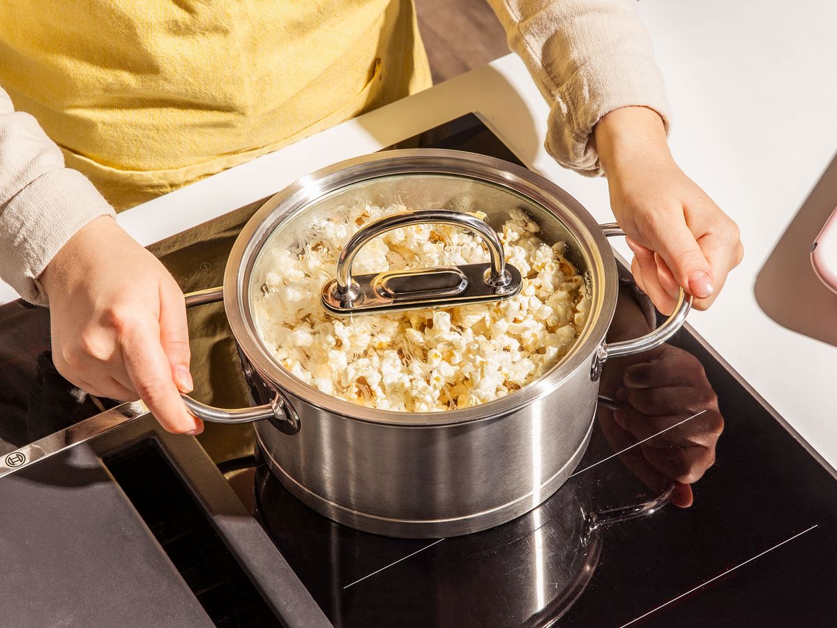 Schoko-Karamell-Popcorn mit Ferrero Küsschen | Rezept | Kitchen Stories