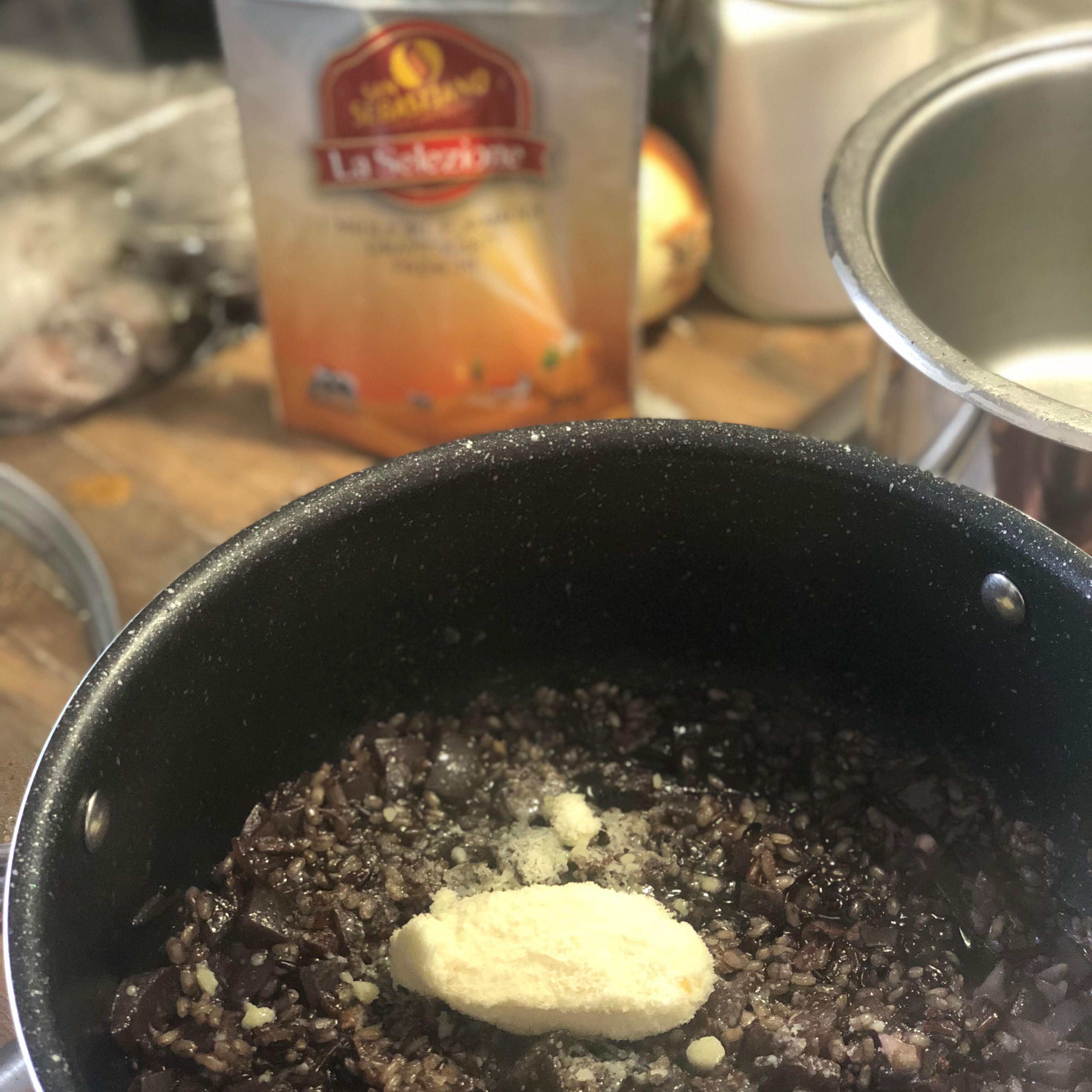 Anschließend beim zerkochen des Risottos Parmesankäse hinzufügen und vermischen.
