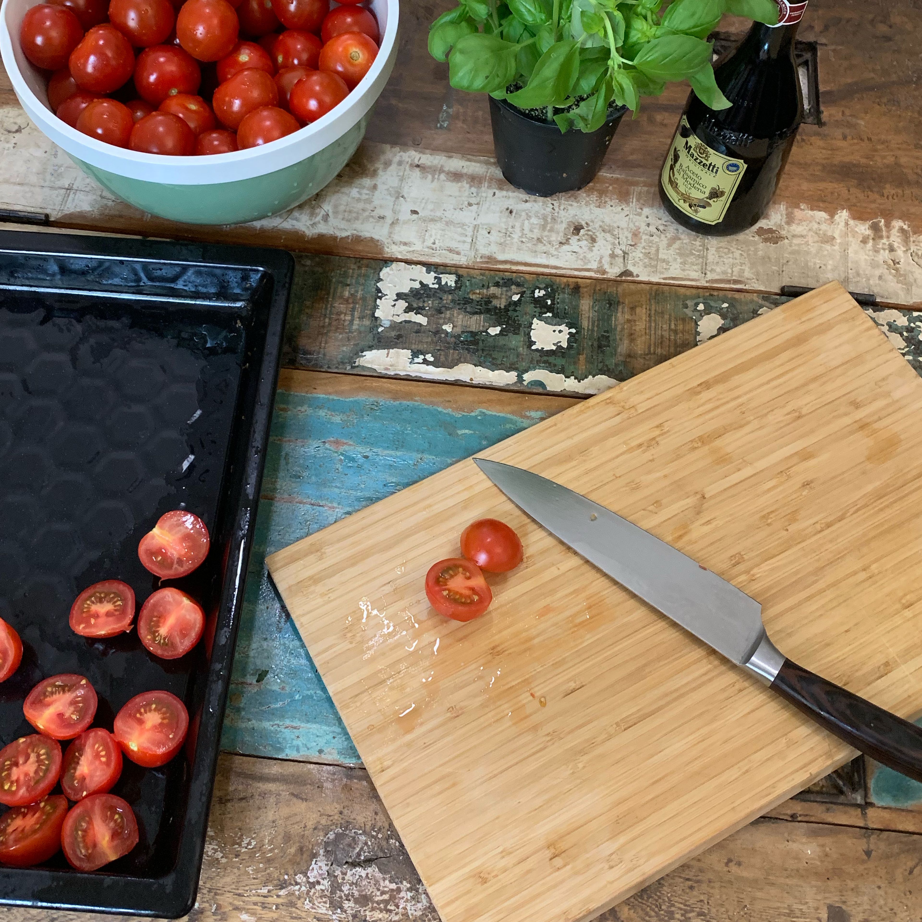 Tomaten halbieren und auf ein tiefes Backblech legen.