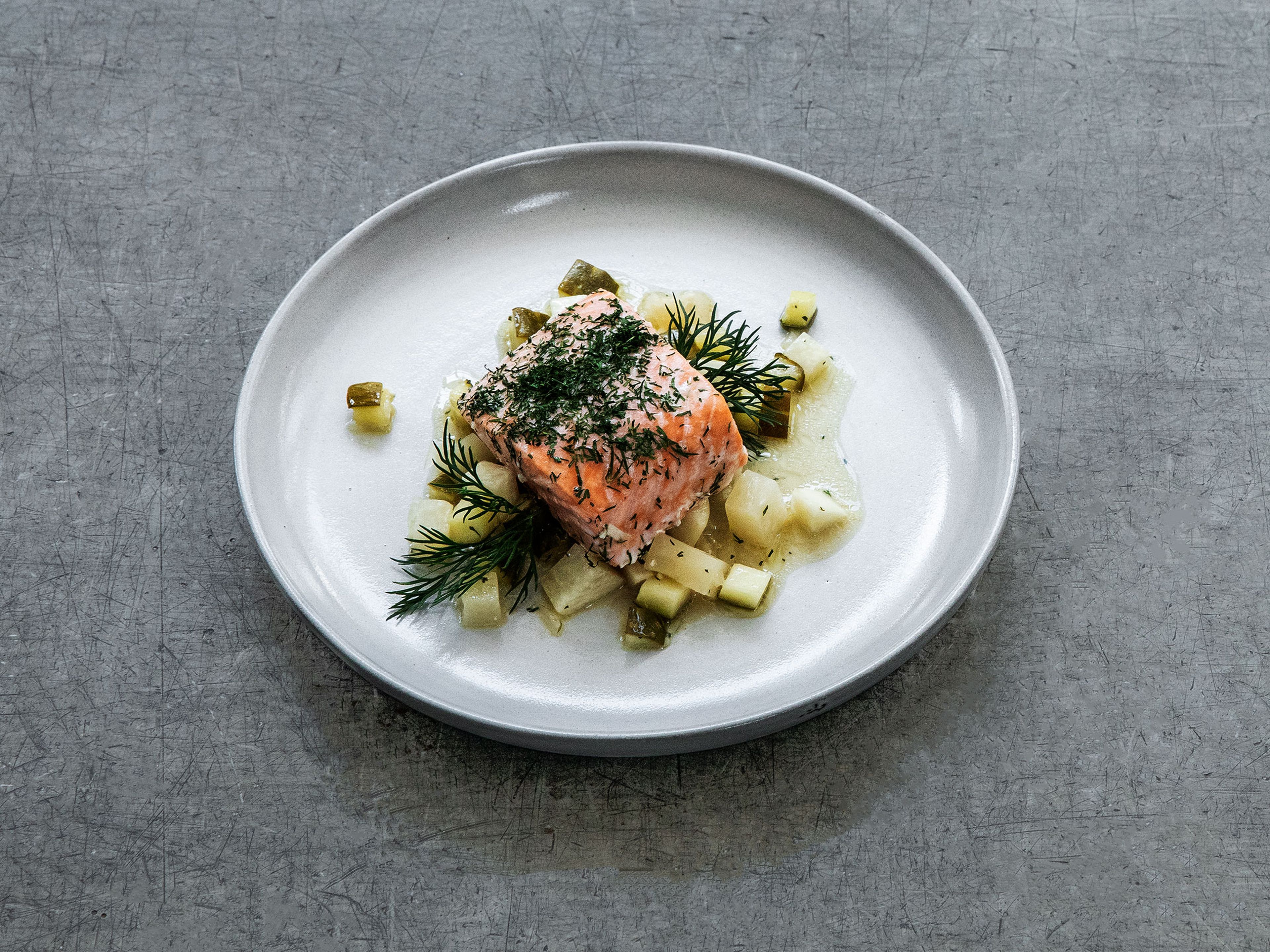 Oven-baked salmon with kohlrabi and cucumber
