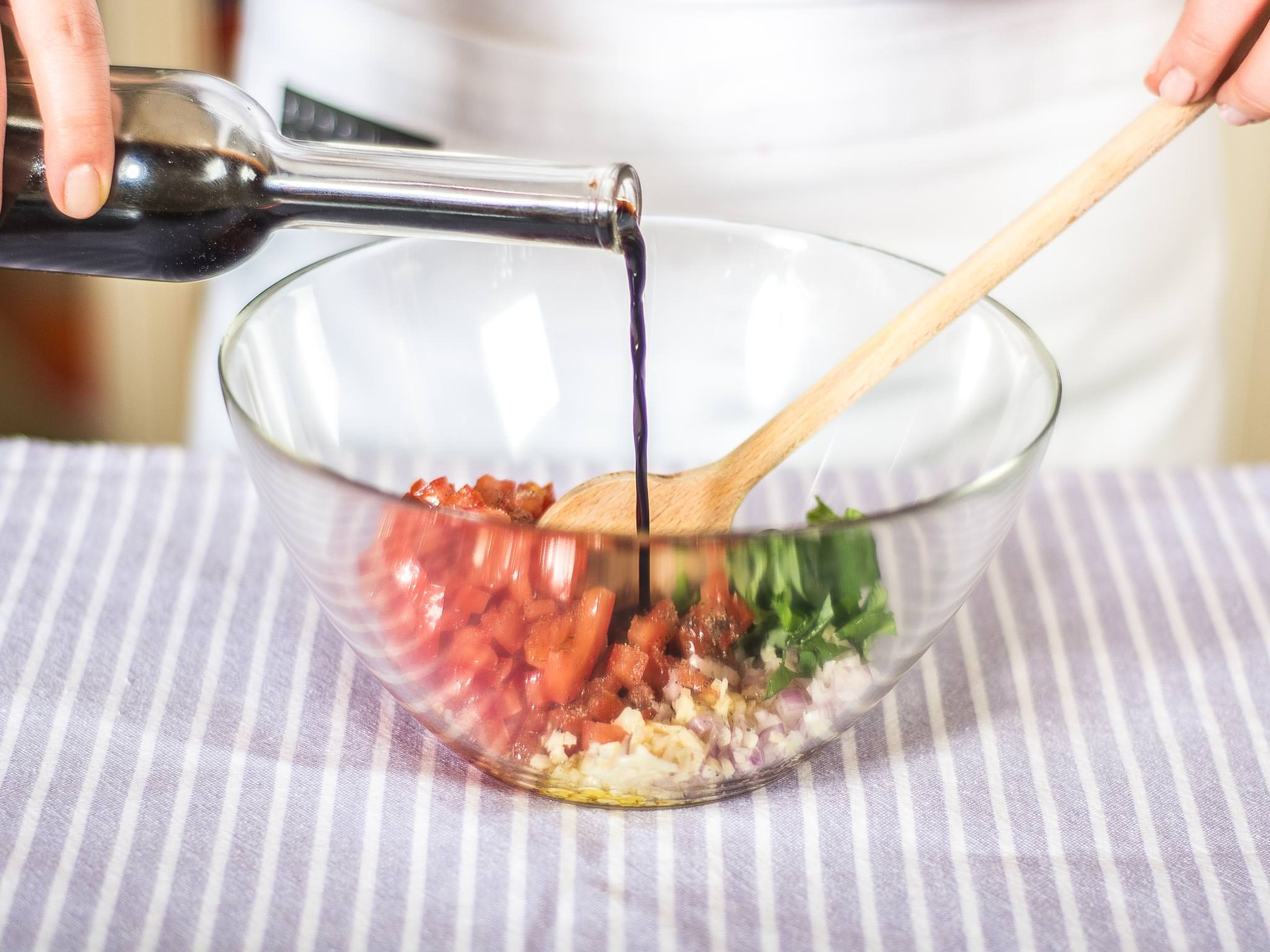 Knoblauch, Schalotten, Basilikum und Tomaten vermengen und mit Olivenöl, Balsamicoessig, Zucker, Salz und Pfeffer abschmecken. Auf einem Drittel der gebackenen Brotscheiben verteilen.