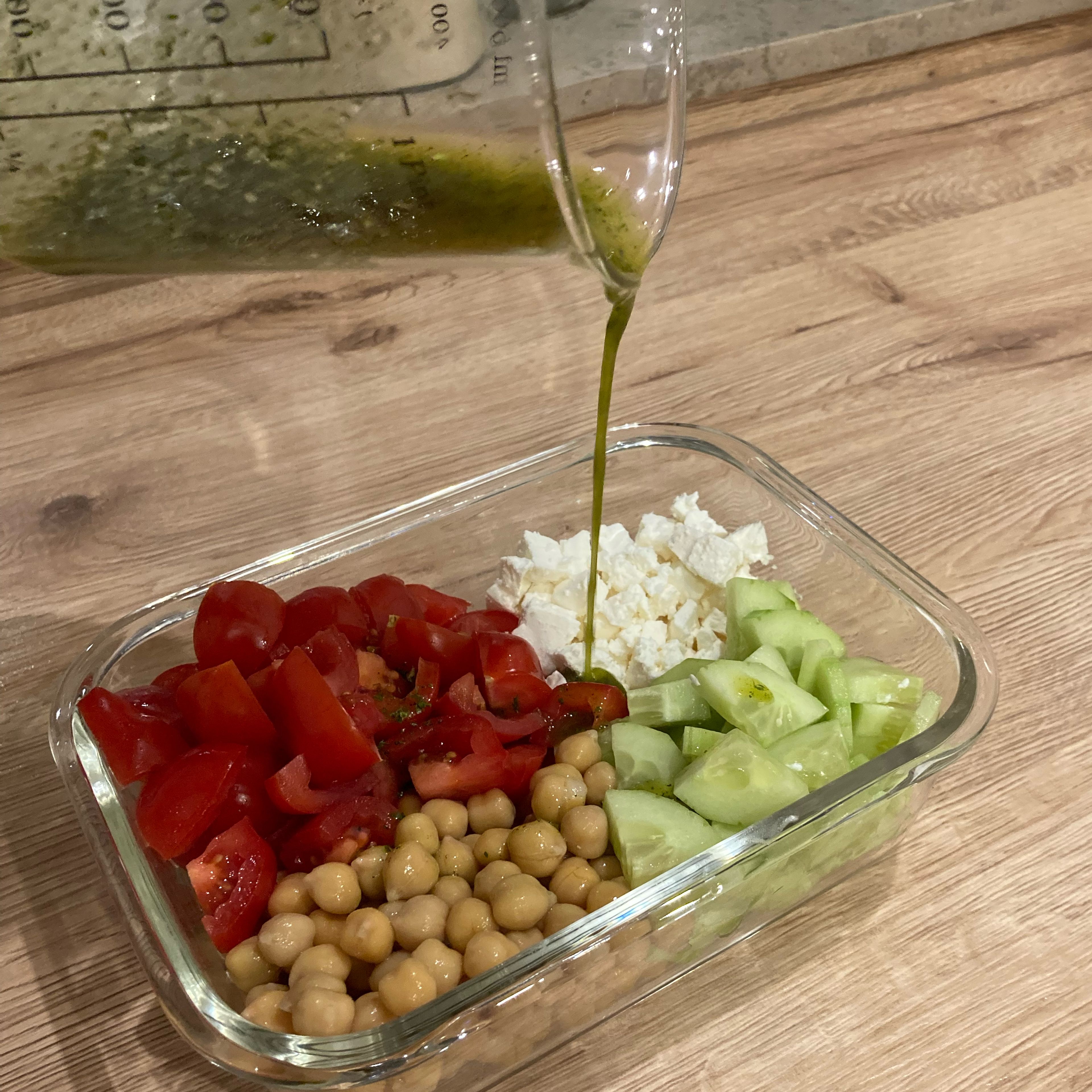 Olivenöl, Salatkräuter und Zitronensaft über den Salat geben und mit Salz und Pfeffer abschmecken. Guten Appetit 😋 