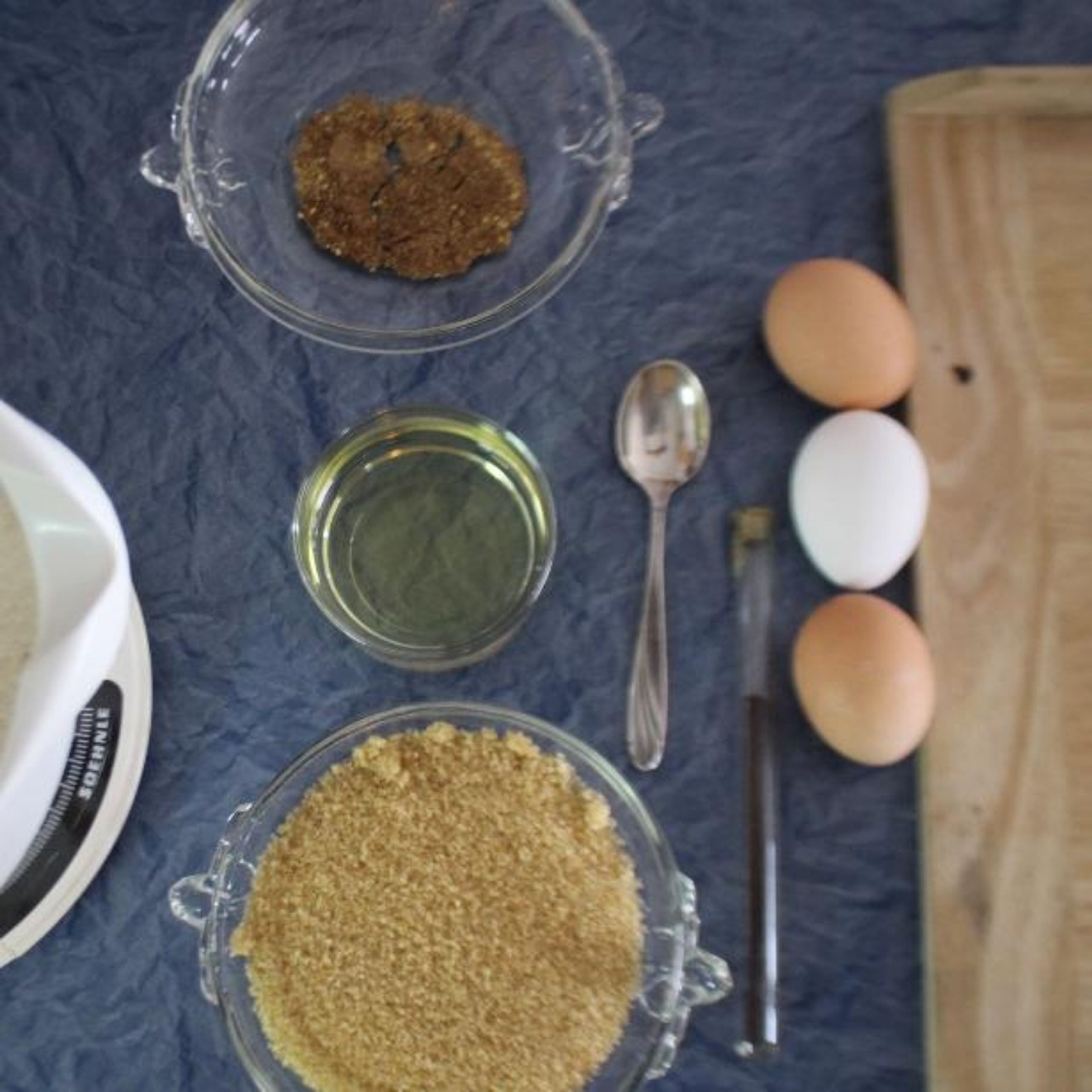 In einer großen Rührschüssel Zucker, Pflanzenöl, Eier, Agavendicksaft und Vanilleextrakt vermischen. Bei mittlerer Geschwindigkeit schlagen, bis die Eier und das Öl gut eingearbeitet sind und der Teig eine hellere Farbe hat (ca. 2 Minuten). Kratzen Sie die Schüssel nach Bedarf ab. Als nächstes das abgekühlte Kürbispüree untermischen.