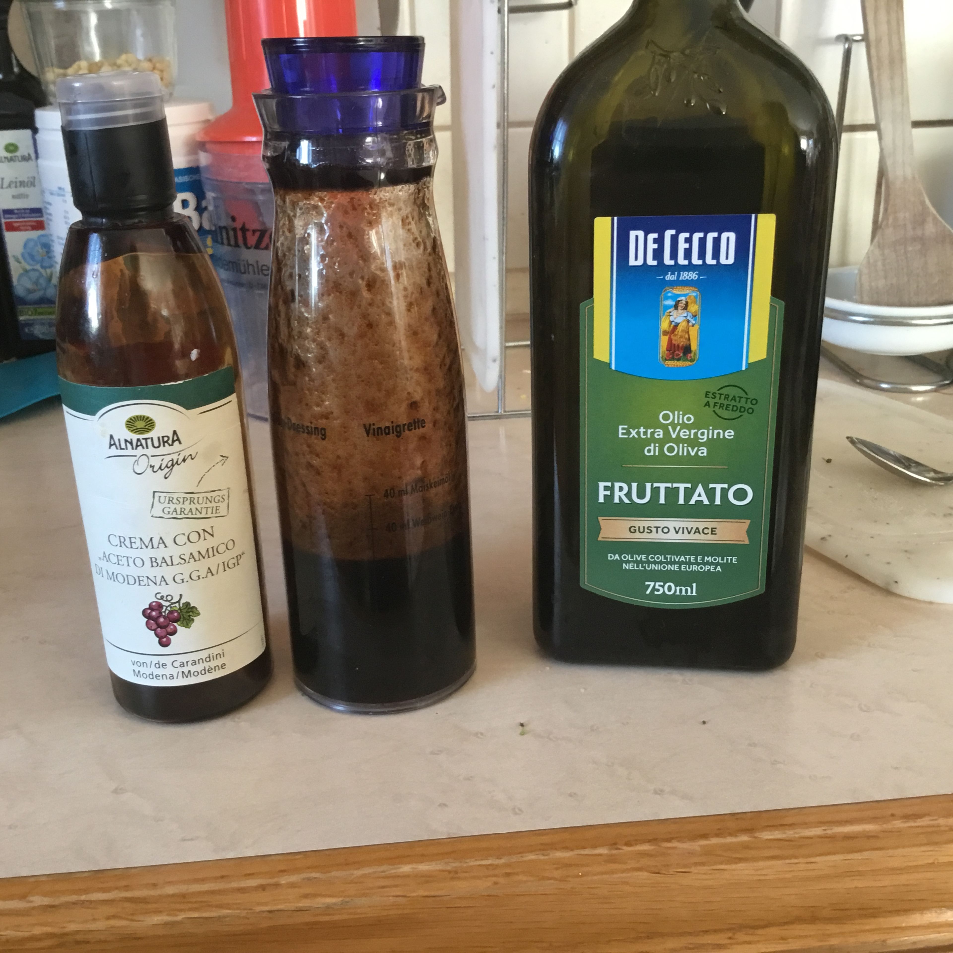 Im Salatshaker eine Mischung von ca. 100 ml Olivenöl und ca. 200 ml Crema Aceto Balsamiko verschütteln...
