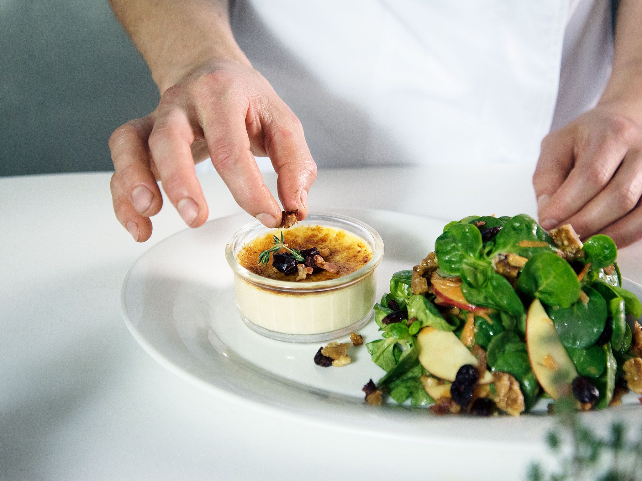 Ziegenkäse-Crème-Brulée und Feldsalat mit Apfeldressing | Rezept ...