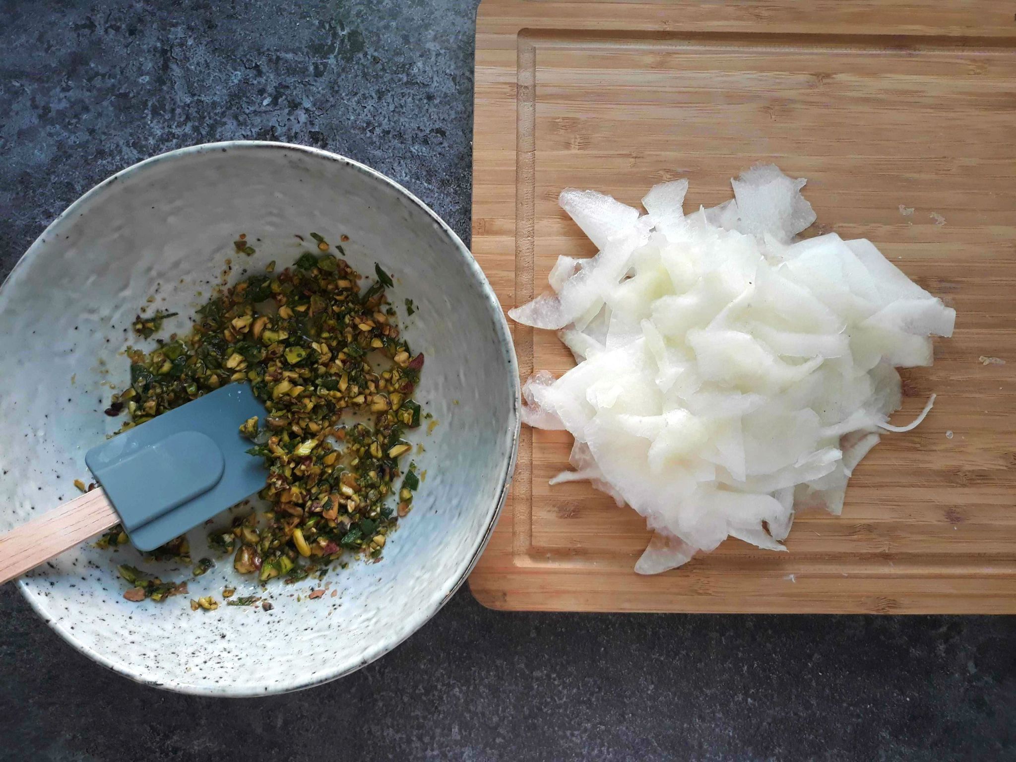 Kohlrabisalat mit Pistazien, Minze und Tahini | Rezept | Kitchen Stories