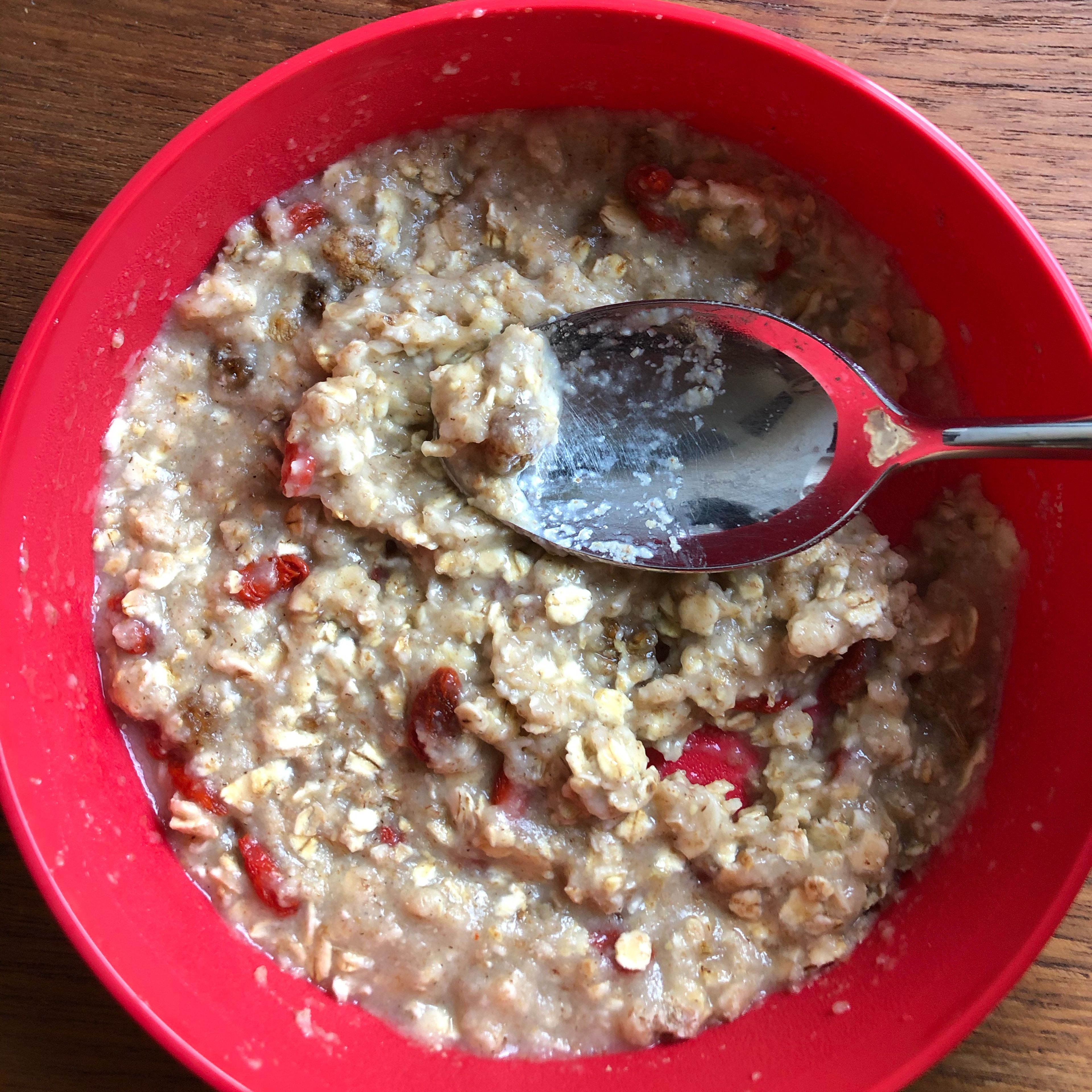 Zuerst wird unser Haferbrei zubereitet. Dazu das Getreidebreipulver, die Haferflocken und nach Belieben die getrockneten Beeren (habe Gojibeeren genommen) mit dem heißen Wasser übergießen und umrühren, bis ein Brei entsteht.