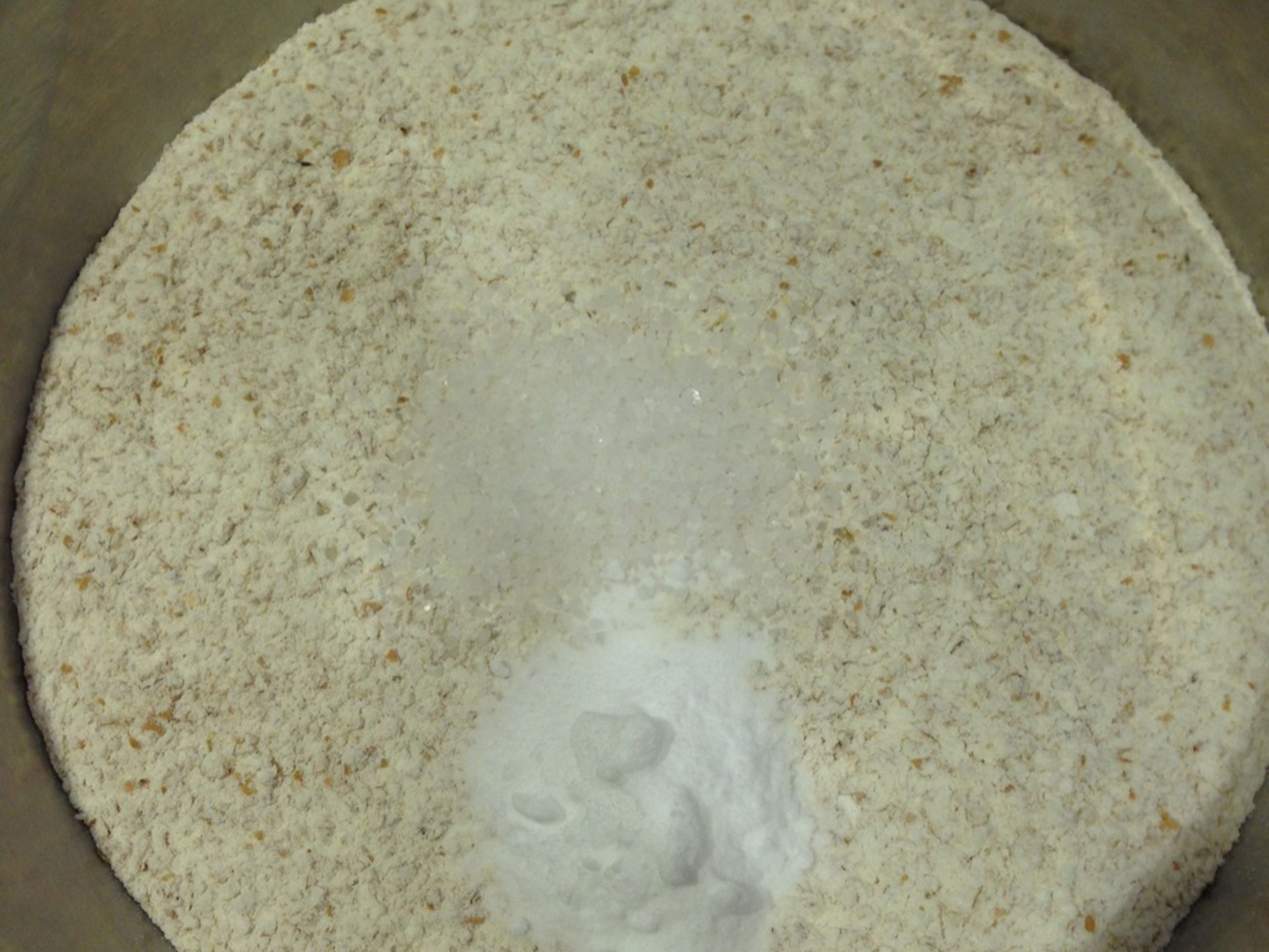 Ofen auf 200°C vorheizen. Trockene Zutaten in eine große Schüssel geben und miteinander vermengen.