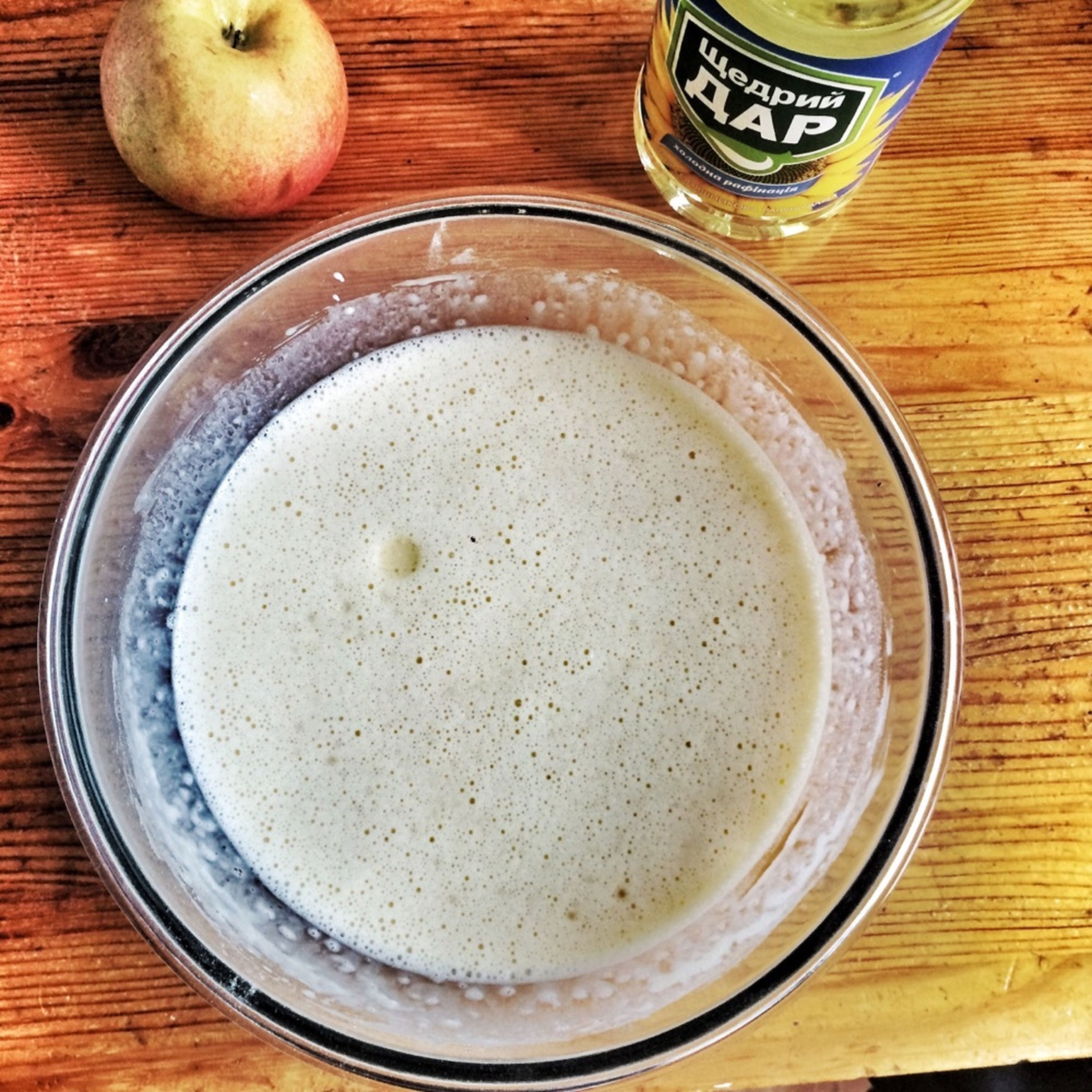 Öl hinzufügen und rühren. Zutaten für die Füllung vorbereiten: Äpfel reiben und Zimt hinzugeben.