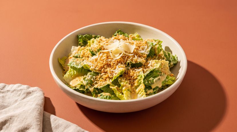 Cremiger Caesar Salad mit würzigem Miso-Dressing und Panko-Crunch