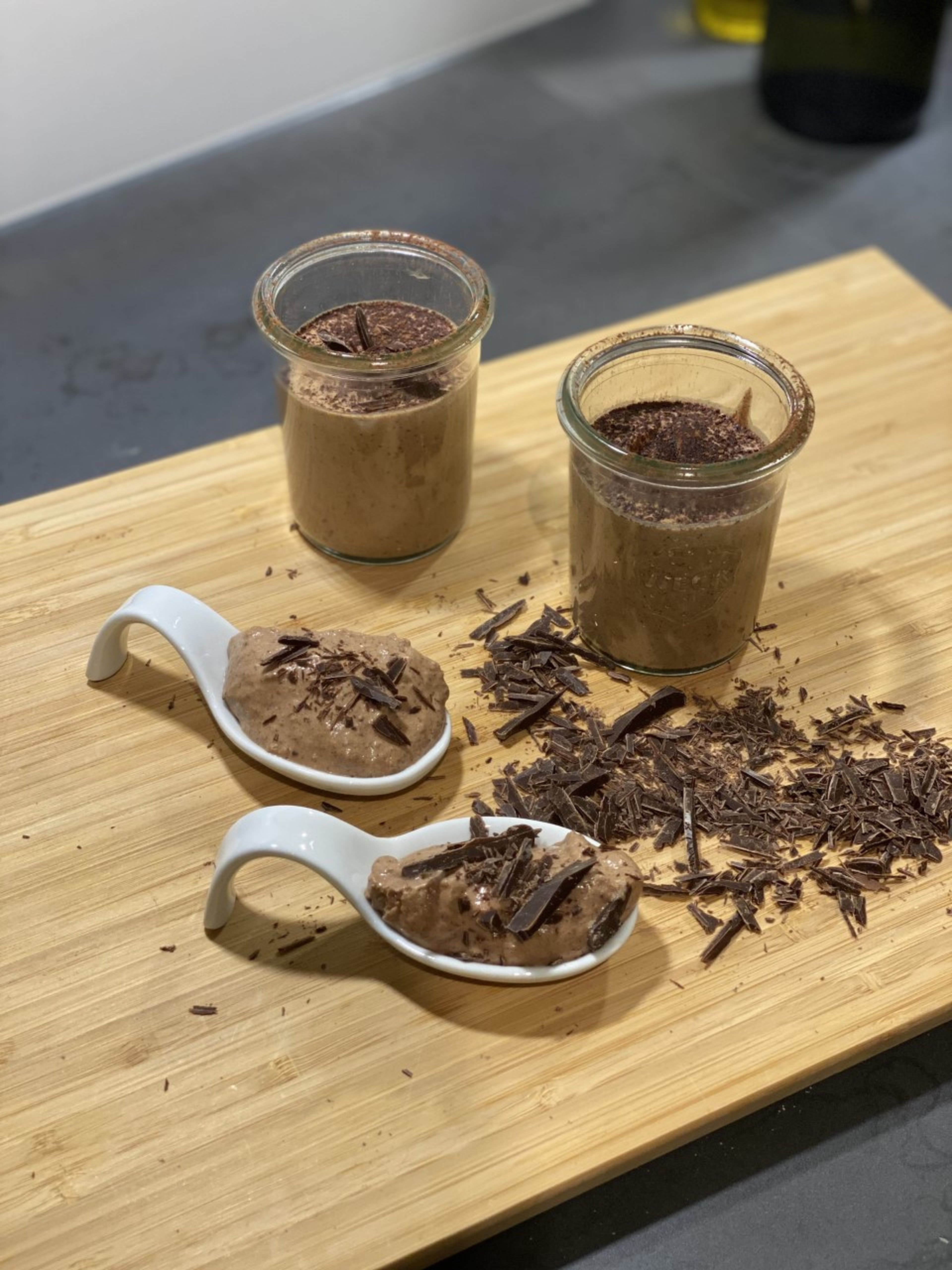 Im letzten Schritt die Mousse in kleine Gläser oder Schüsseln füllen und mindestens 90 Minuten kaltstellen. Gerne mit etwas geraspelter Schokolade servieren. Guten Appetit!