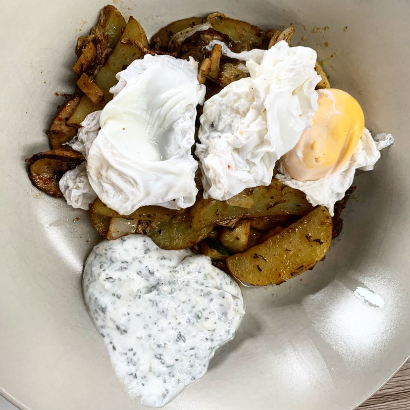 Ofenkartoffeln mit Quarkdip und pochierten Ei