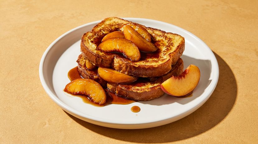 Süßes Pfannenfrühstück: French Toast mit karamellisierten Pfirsichen
