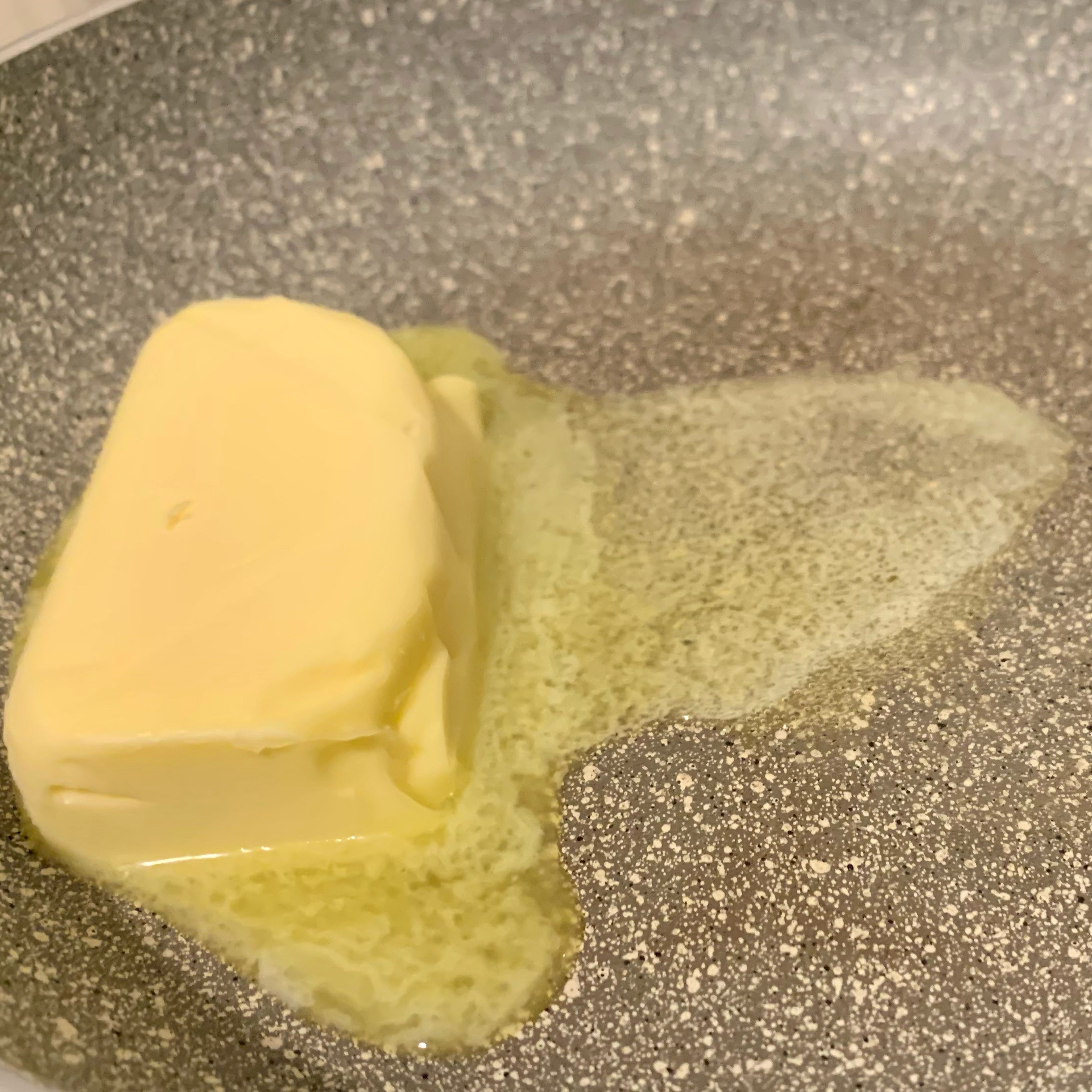 Butter schmelzen - geringe Hitze, damit sie nicht anbrennt