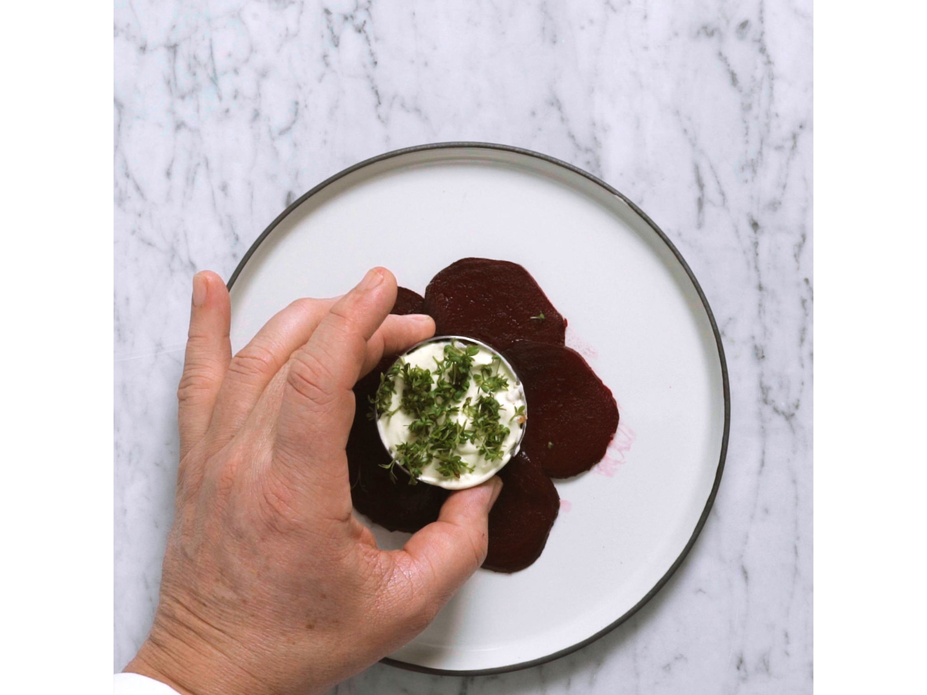 Arrange beetroot slices in a circle on serving plates. Place salmon tartare in the center, using a serving ring, and press down carefully. Spread wasabi cream on top. Carefully remove the serving ring.