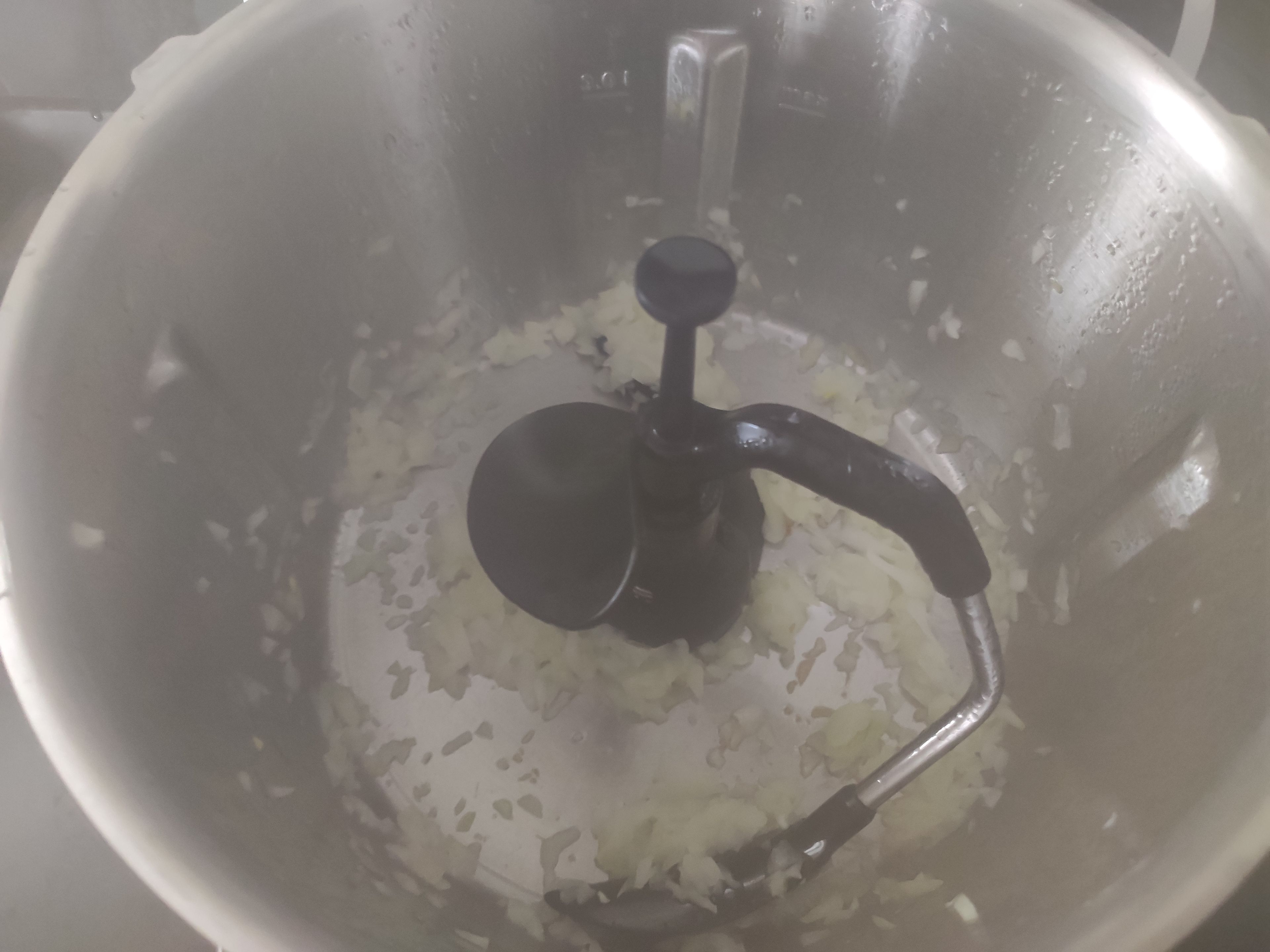 Das Cookit Universalmesser herausnehmen und den Cookit 3D-Rührer einsetzten, 20 g Butter hinzugeben und ohne Messbecher andünsten (3D-Rührer I Stufe 4 I 120°C I 3 Min.).  
Anschließend das geschnittene Gemüse hinzufügen und mit dem Cookit 3D-Rührer anbraten (3D-Rührer I Stufe 4 I 120°C I 7 Min.).