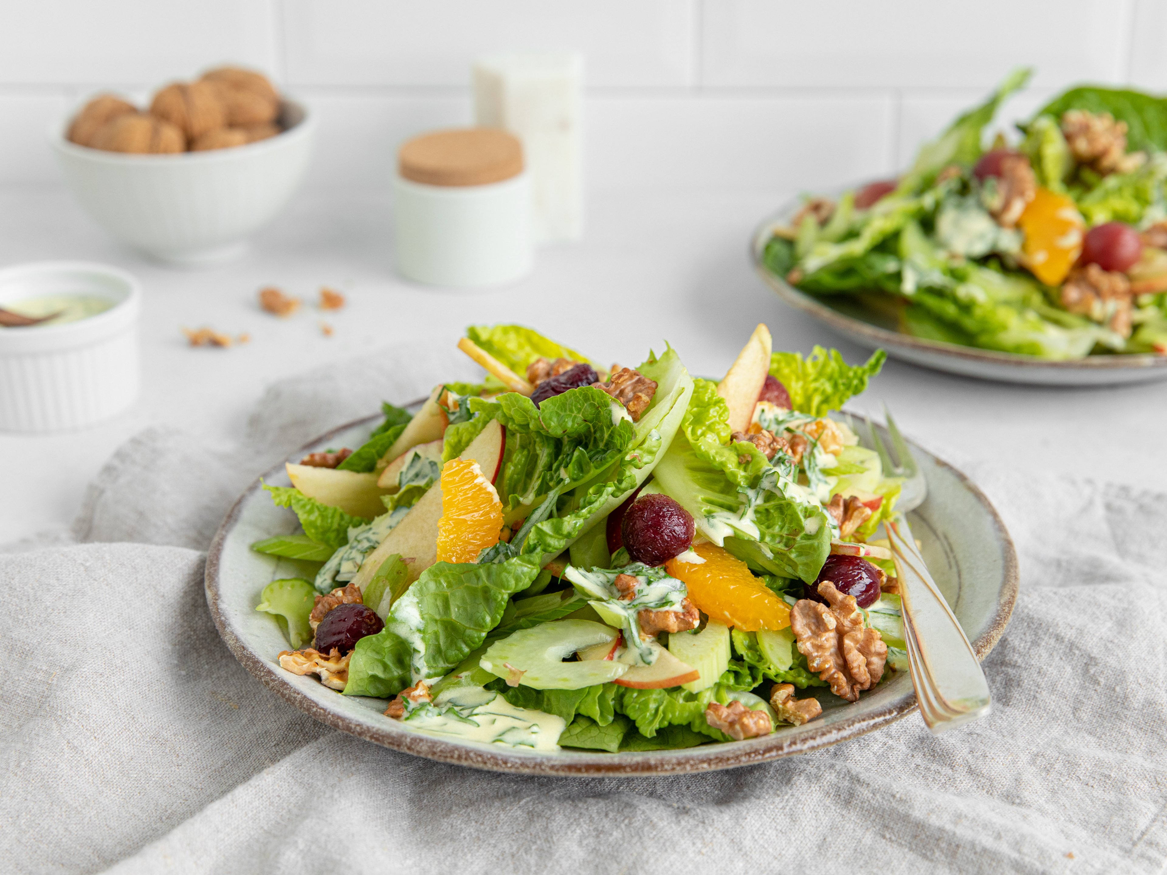 Leichter Waldorfsalat mit karamellisierten Trauben