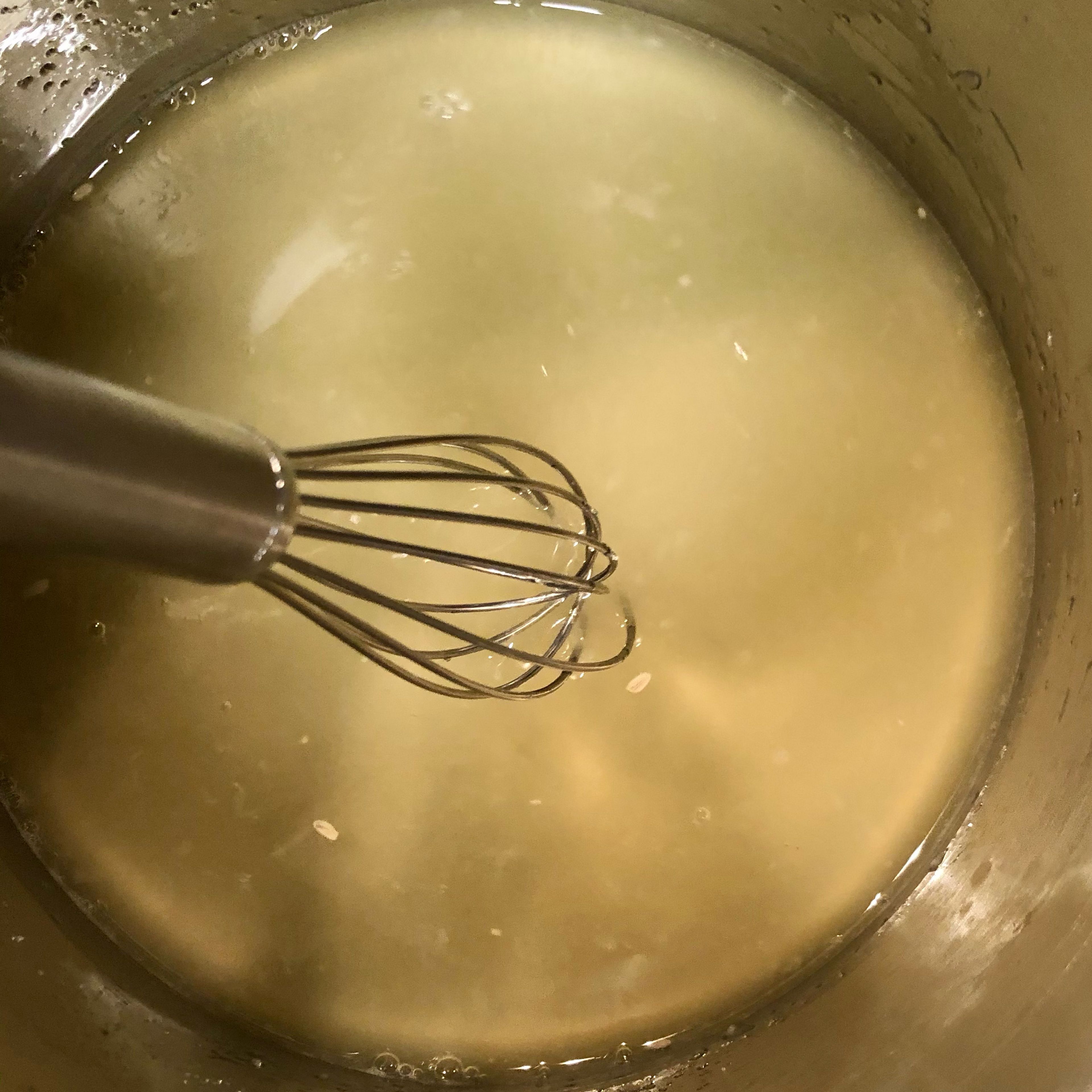 Während der Kuchen nun bäckt, wird der Zitronensirup zubereitet. Dafür wird der Zucker, der Zitronensaft und die Prise Salz in einen kleinen Topf gegeben und bei mittlerer Hitze köcheln gelassen. Bis sich der Zucker aufgelöst hat, wird durchgehend gerührt. Dann wird der Topf abgedeckt, vom Herd genommen und der Sirup auf Zimmertemperatur abgekühlt.