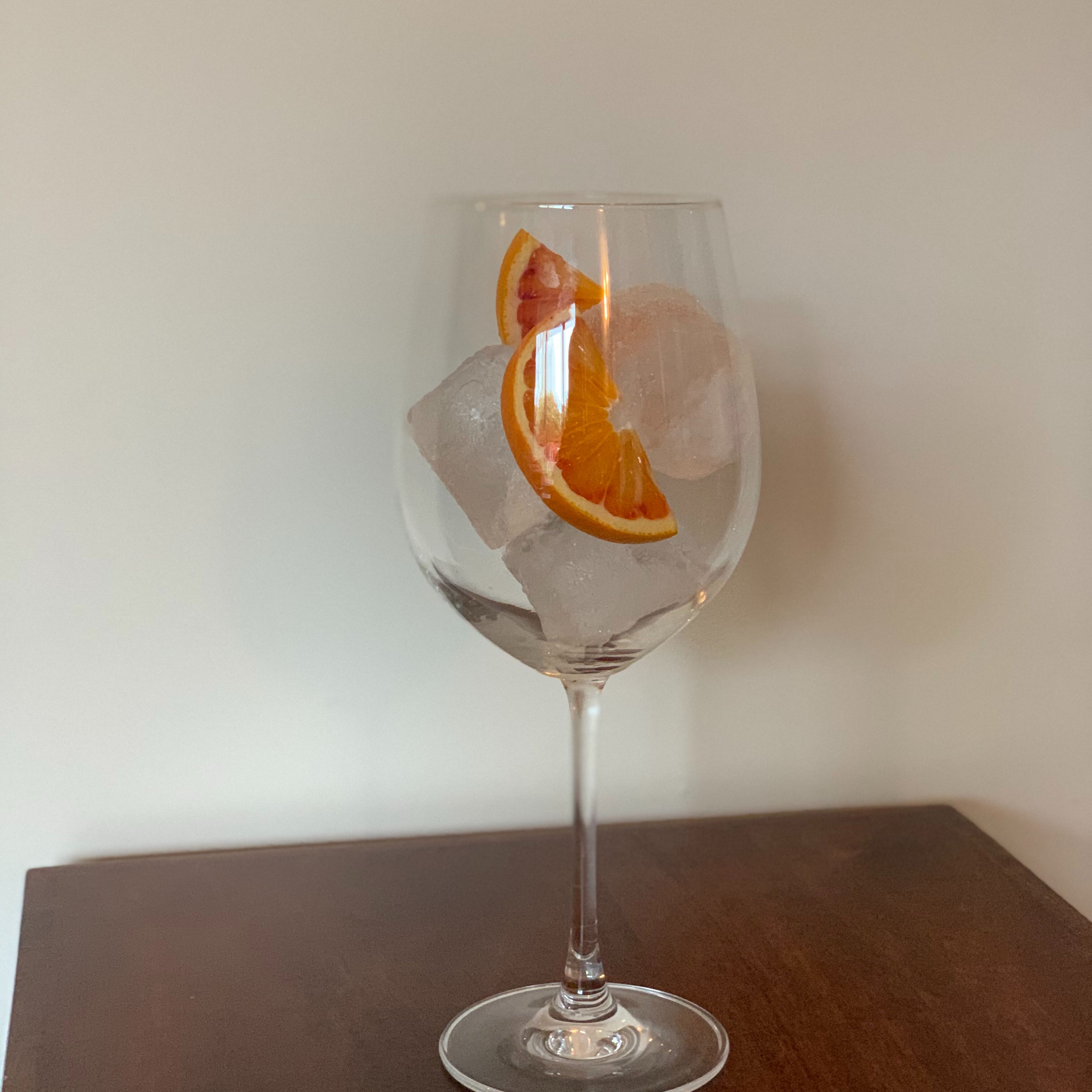 1, Put a couple cubes of ice and orange Slice ￼into glasse and add a 120ml of Aperol.