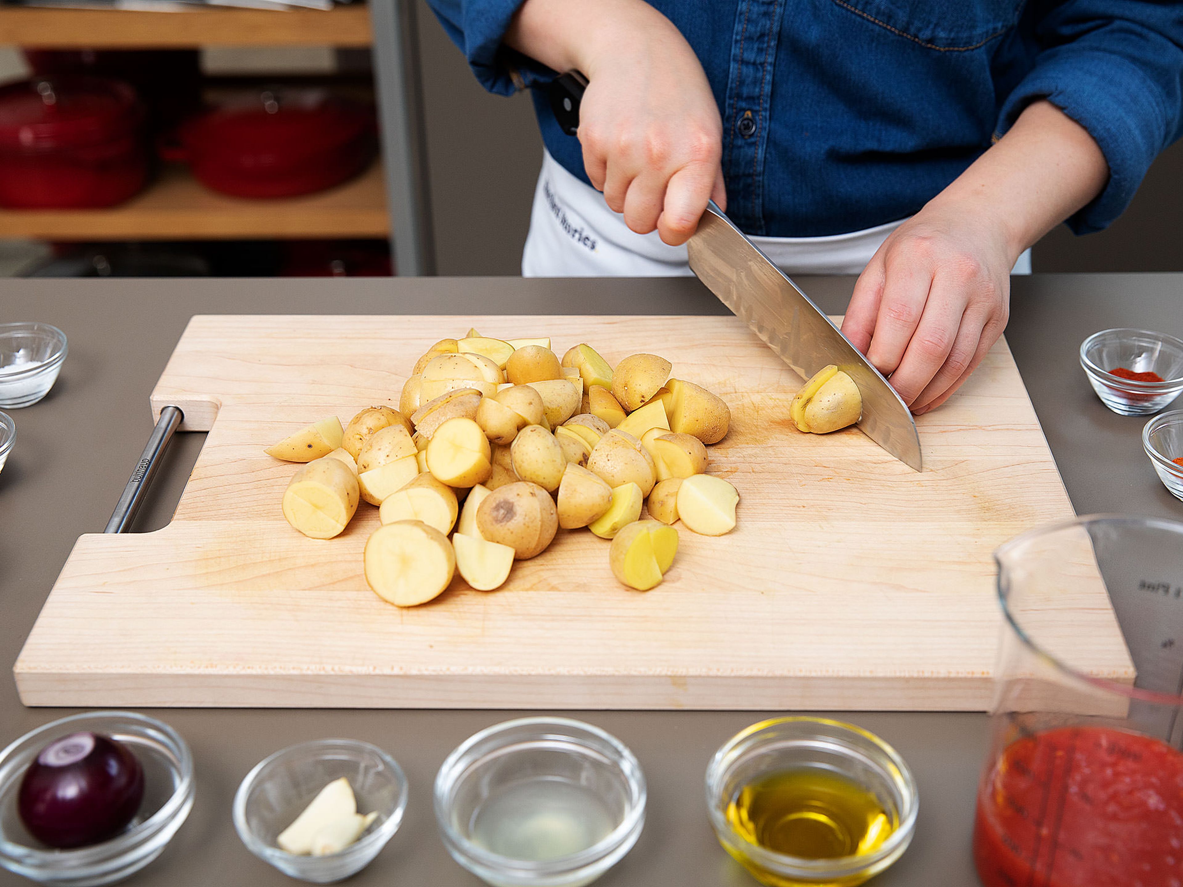 Backofen auf 200°C vorheizen. Kartoffeln in mundgerechte Stücke schneiden und in eine Schüssel geben. Einen Teil des Olivenöls, edelsüßes Paprikapulver und etwas vom geräucherten Paprikapulver dazugeben. Mit Salz würzen und alles gut vermengen.