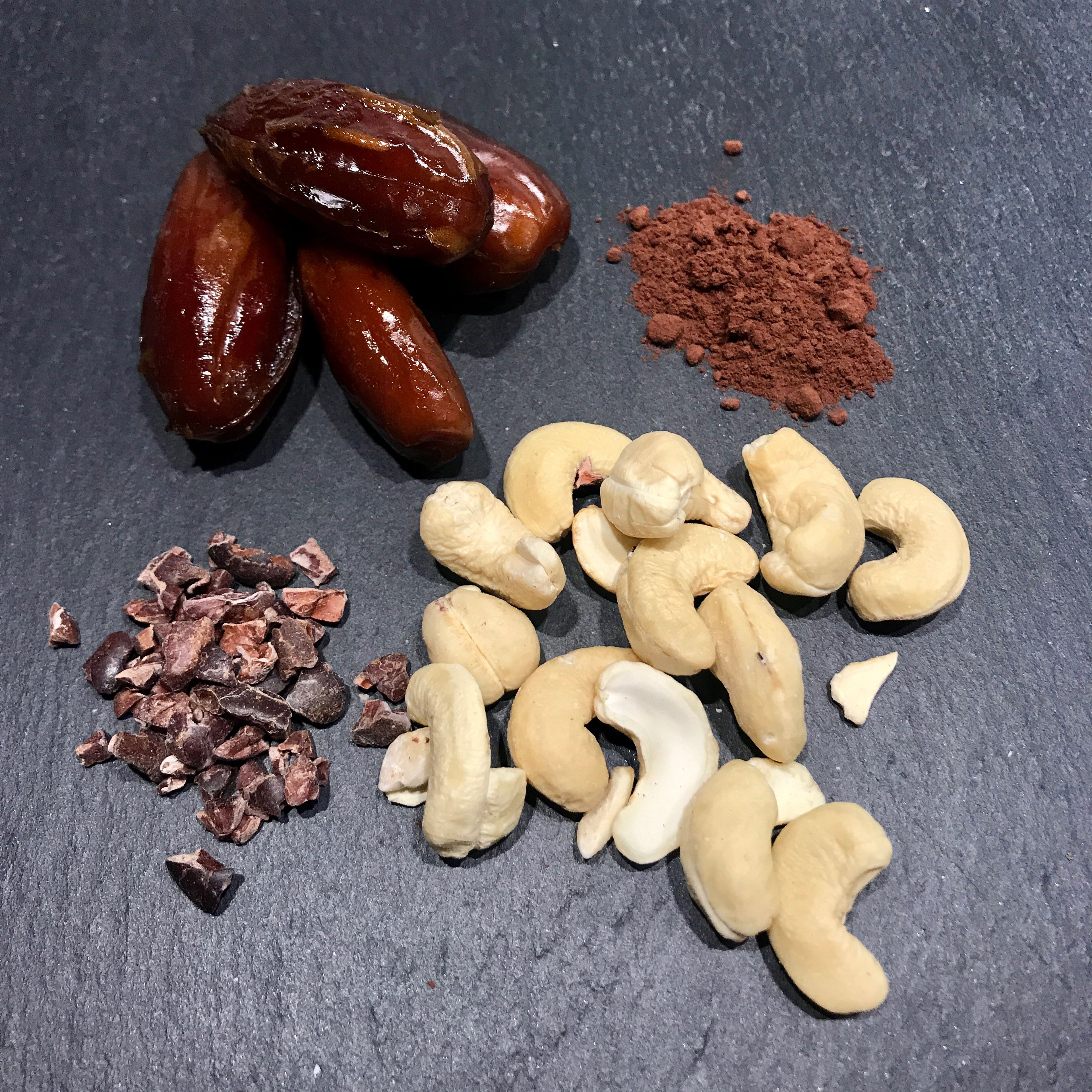 Cashews in einem Mixer klein häckseln