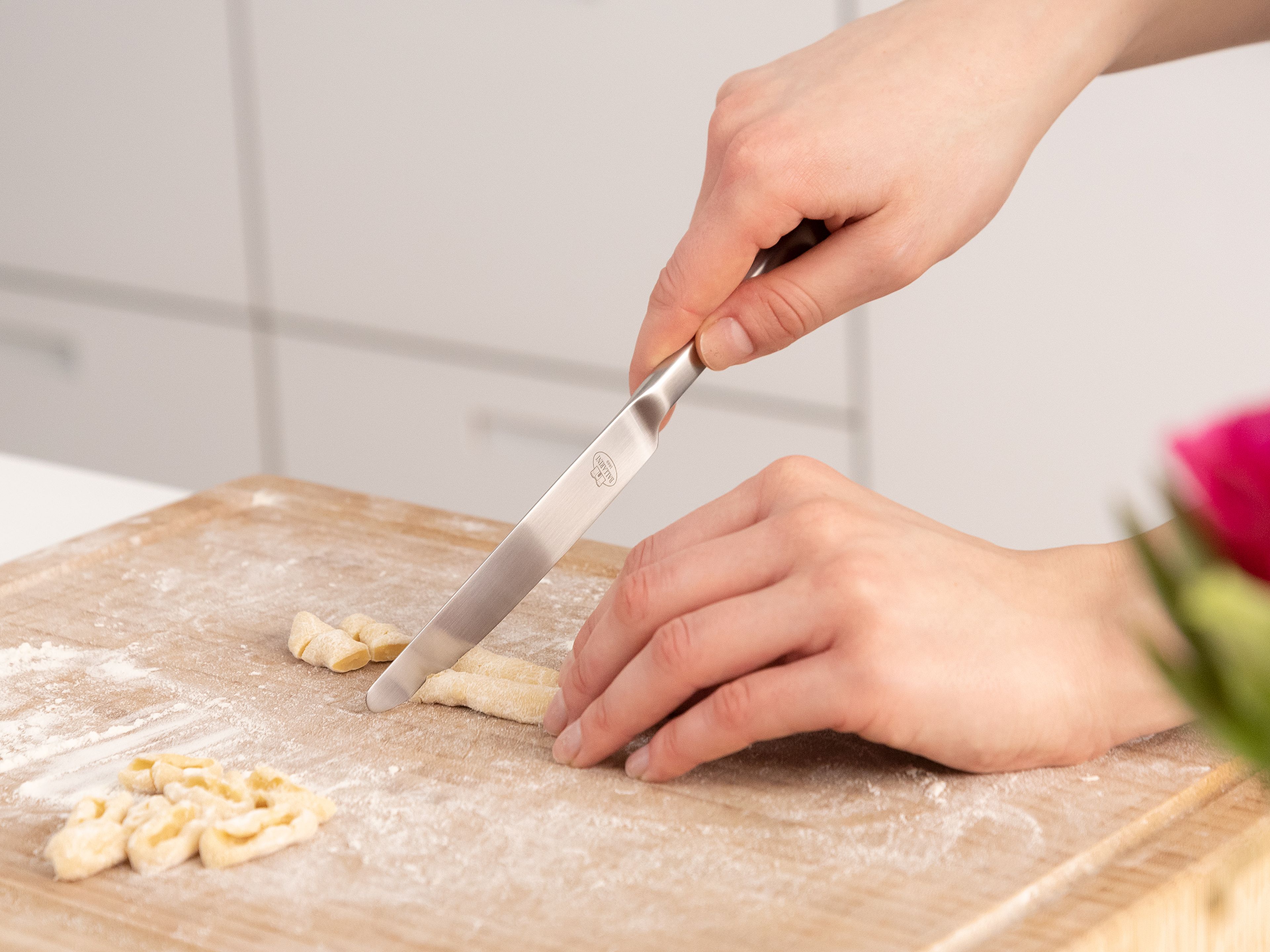 Für Cavatelli den Pastateig in dünne Stränge rollen und dann mit dem Messer/Teigschaber in kleine 0,5 cm dicke Stücke schneiden. Jedes Stück mit den Fingerkuppen eindrücken, so dass kleine, runde Plättchen entstehen.