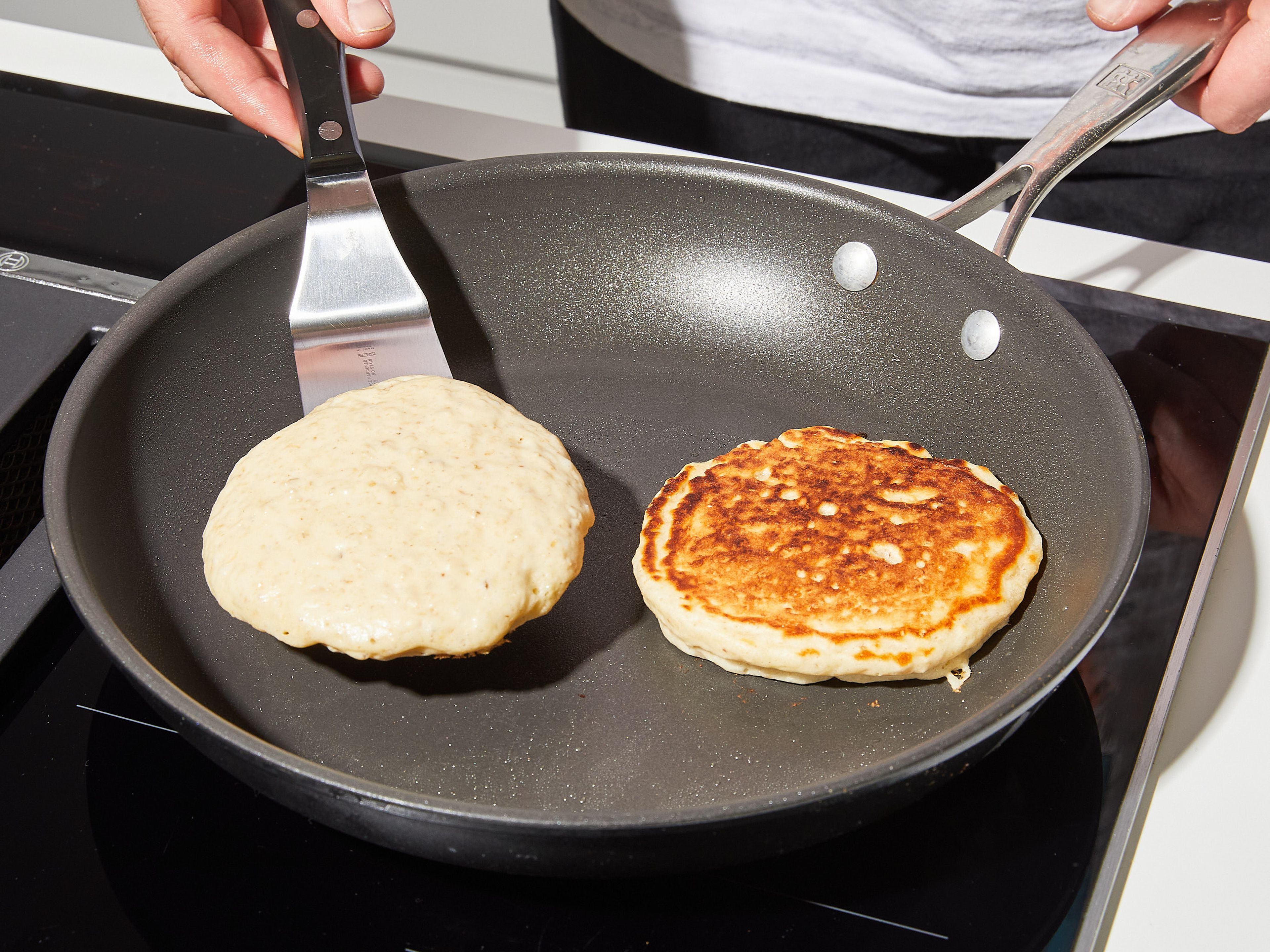 In the previously used nonstick frying pan, heat a little vegetable oil over medium heat. Add some batter to create pancakes approx. 10 cm/4 in. in diameter. Flip pancakes after approx. 2 – 3 min., or when they are golden brown on the bottom and bubbles appear all around the edges of the pancakes. Cook for approx. 2 min. on the other side, then remove and repeat until the batter is used up. Serve with the homemade strawberry sauce and the reserved fresh strawberries. Enjoy!