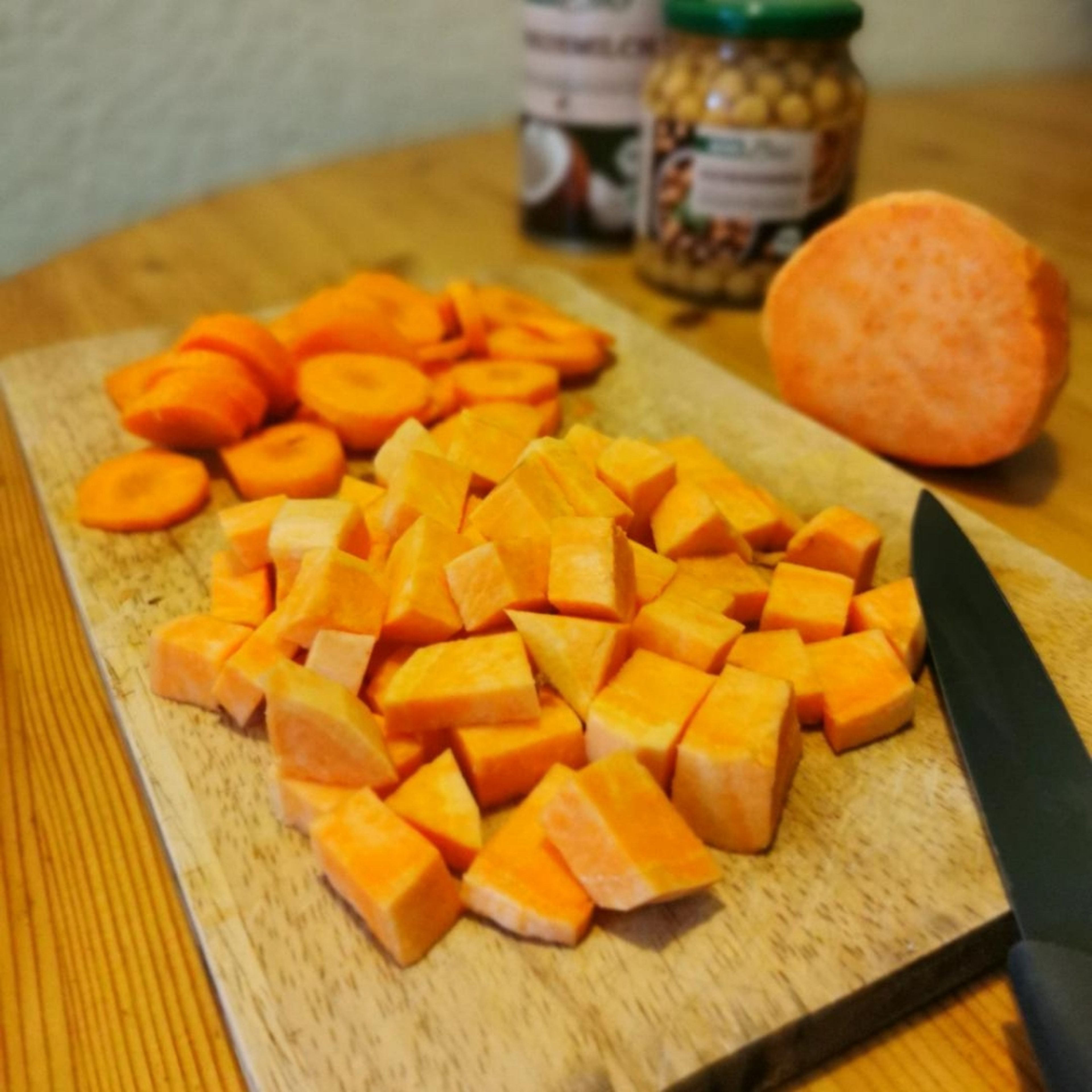 Die Karotten schälen und in Scheiben schneiden. Die Karotten in den Topf geben und 2-3 Minuten anschwitzen. InDder Zeit die Süßkartoffel schälen und in Würfel schneiden, danach kannst du sie ebenfalls in den Topf geben. Mit ein bisschen Brühe ablöschen und zusammen nochmal 5 Minuten garen lassen. Danach Restliche Brühe hinzufügen. Gewürze können individuell und nach Belieben hinzugeben werden und 10 - 15 Minuten köcheln lassen.