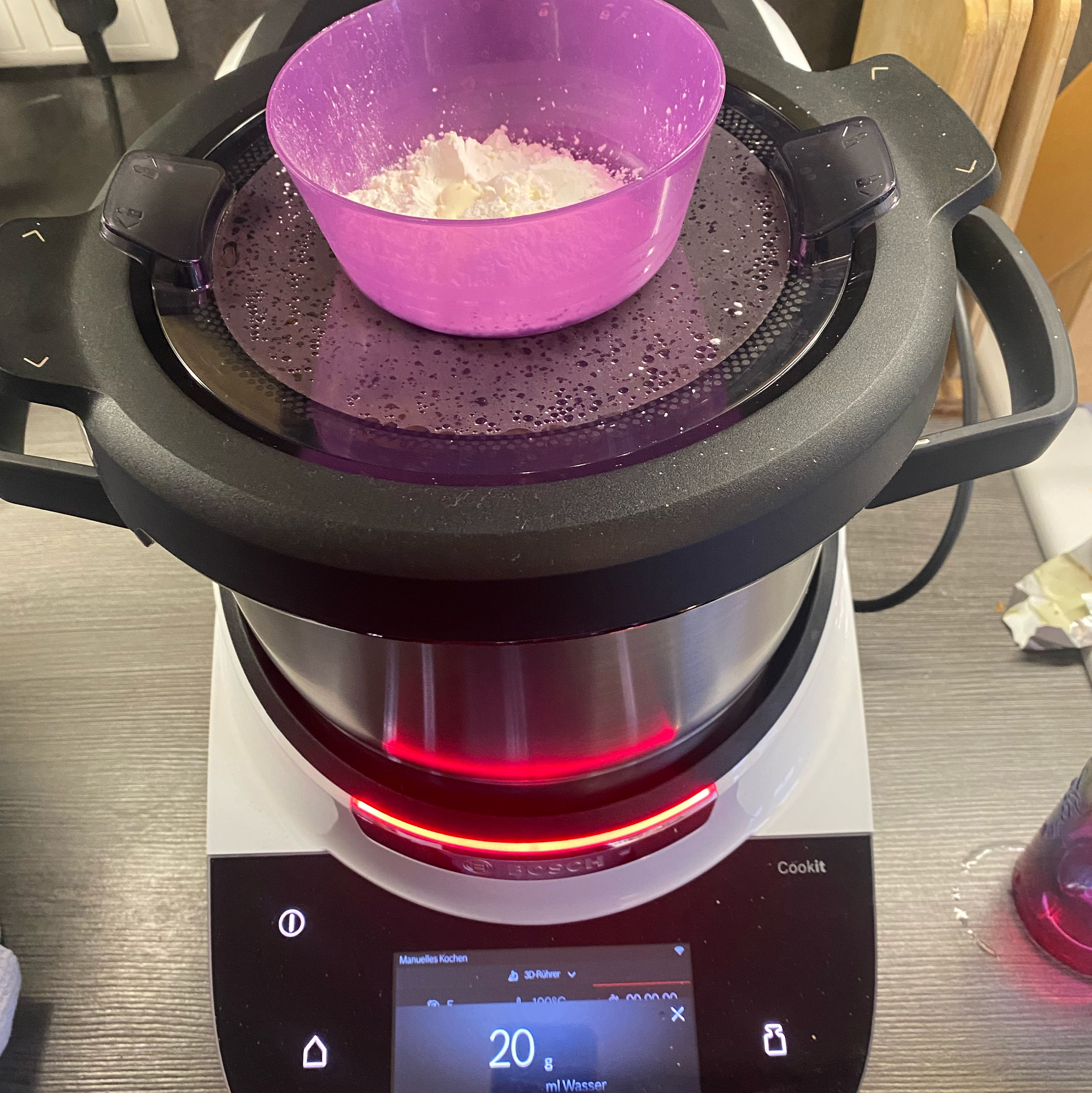 Eine kleine Schlüssel auf den Cookit stellen und die Waagefunktion einschalten. Hier nun die Speisestärke abwiegen und mit dem Wasser verrühren. Die Mischung in den Topf geben. Dies dient der Bindung des Curry.