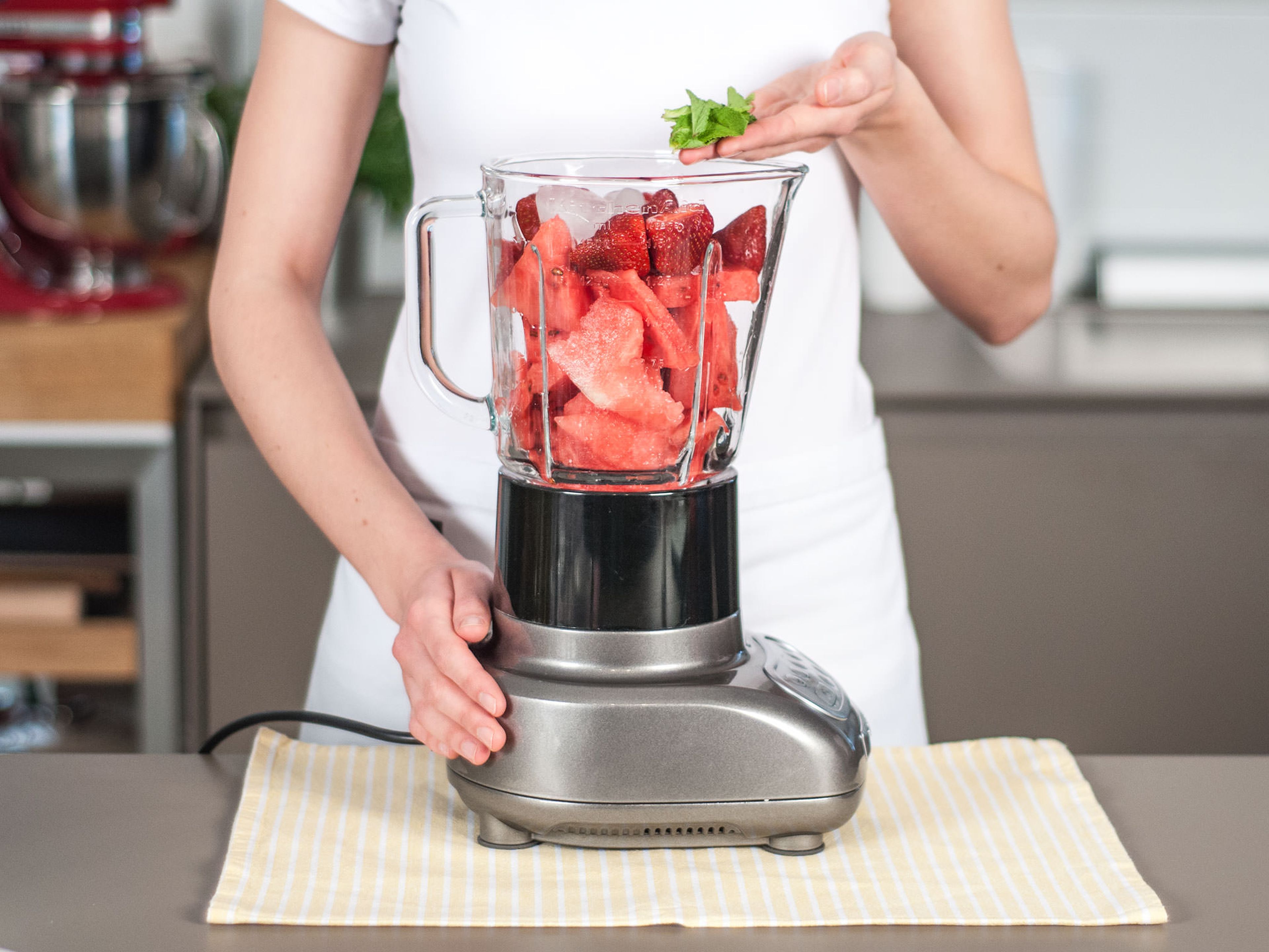 Erdbeeren, Wassermelone, Limettensaft, Eiswürfel und Minzblätter in den Standmixer geben. 2 – 3 Min. pürieren, bis die Flüssigkeit cremig ist. Kalt genießen.