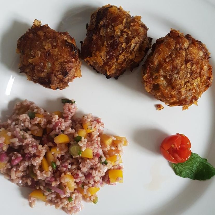Orientalische Frikadellen mit Bulgursalat