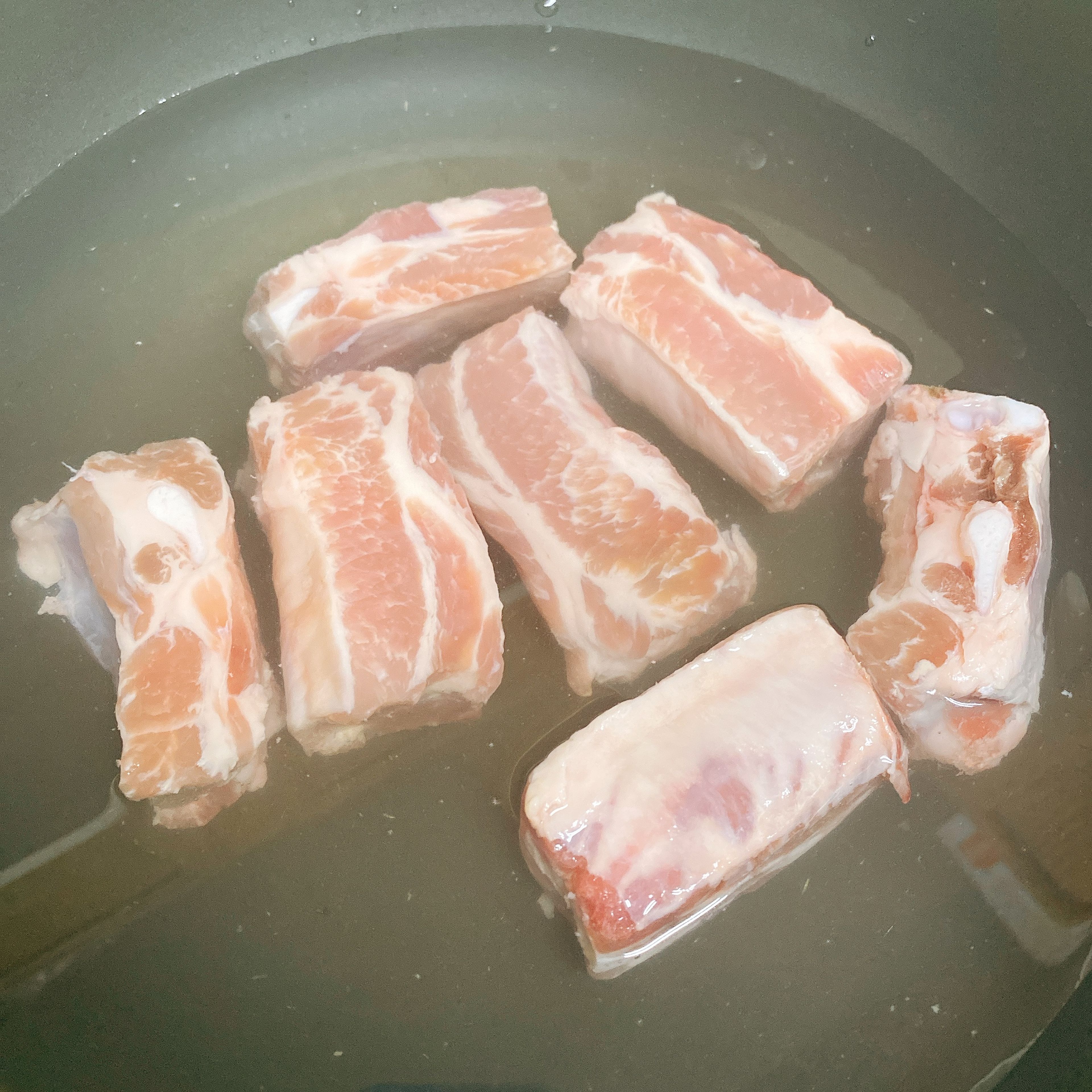 Fully submerge the ribs in cold water. Add cooking wine and boil the water. *Cooking wine is useful in getting rid of the rancid taste of meat.