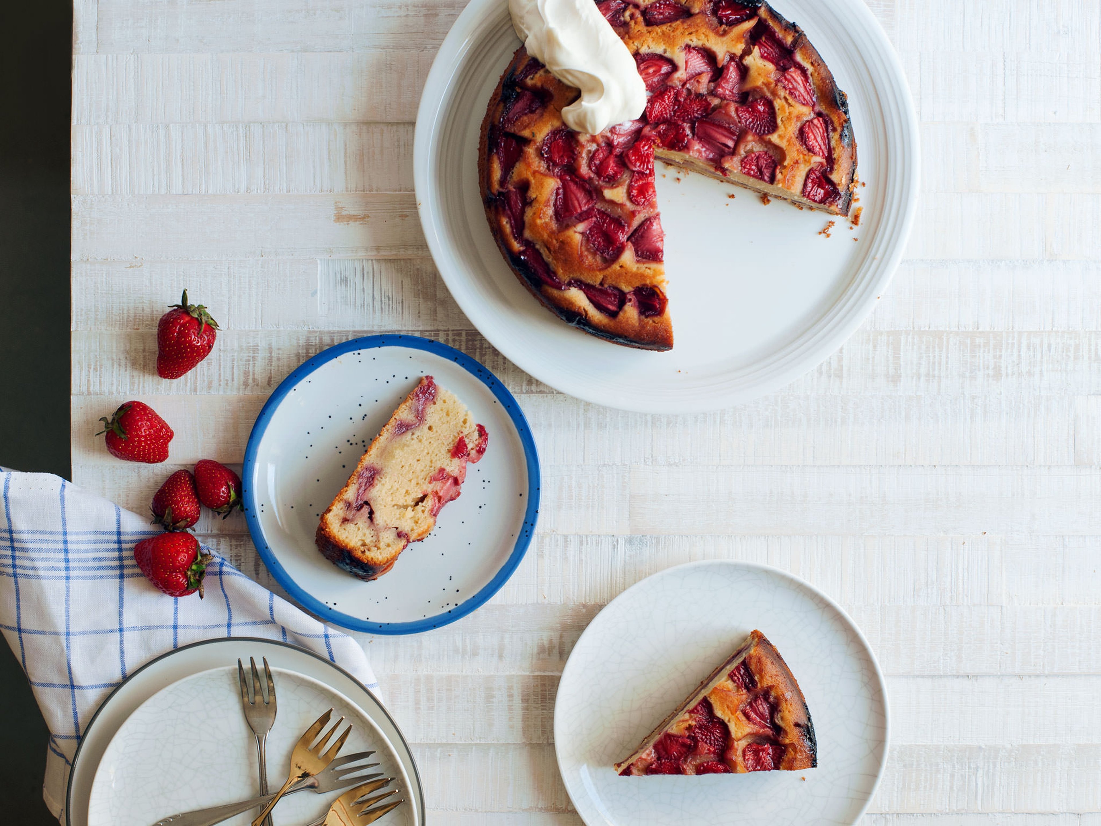 Roasted strawberry cake