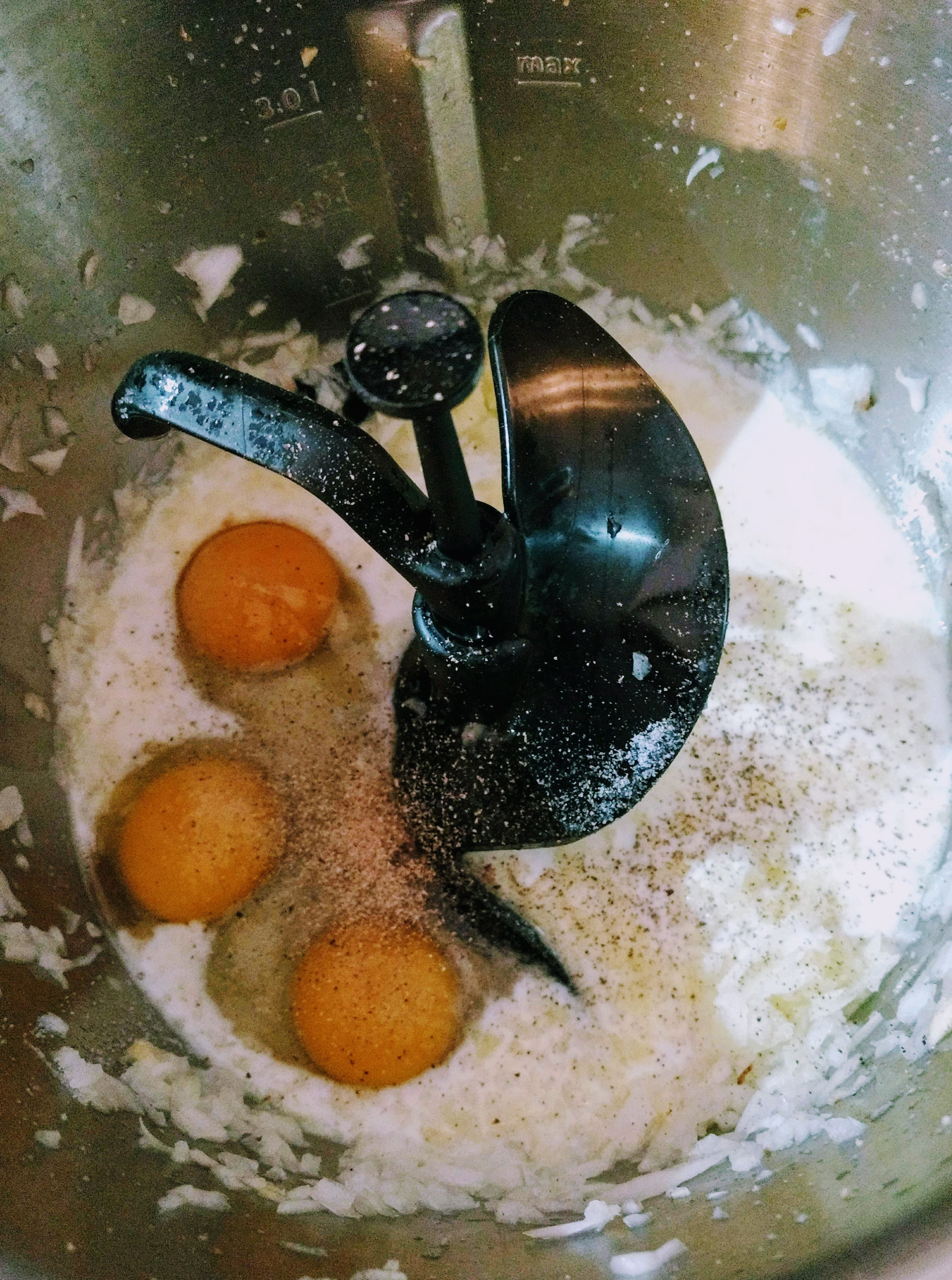 180 ml Milch in den Topf einwiegen, 2 große oder 3 kleine Eier, 1 gestrichenen TL Salz und etwas Pfeffer und Muskat dazugeben. Den Deckel inklusive Messbecher schließen und alles verrühren und erwärmen (3D-Rührer | Stufe 6 | 90 °C | 1 Min.).