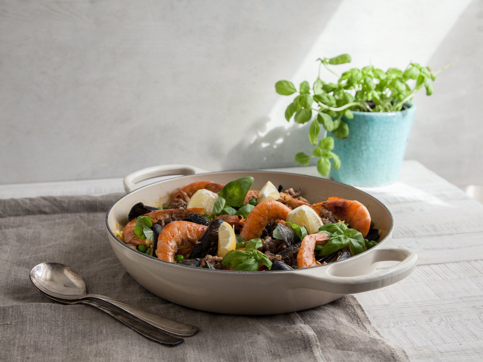 Einfache Paella mit Meeresfrüchten | Rezept | Kitchen Stories