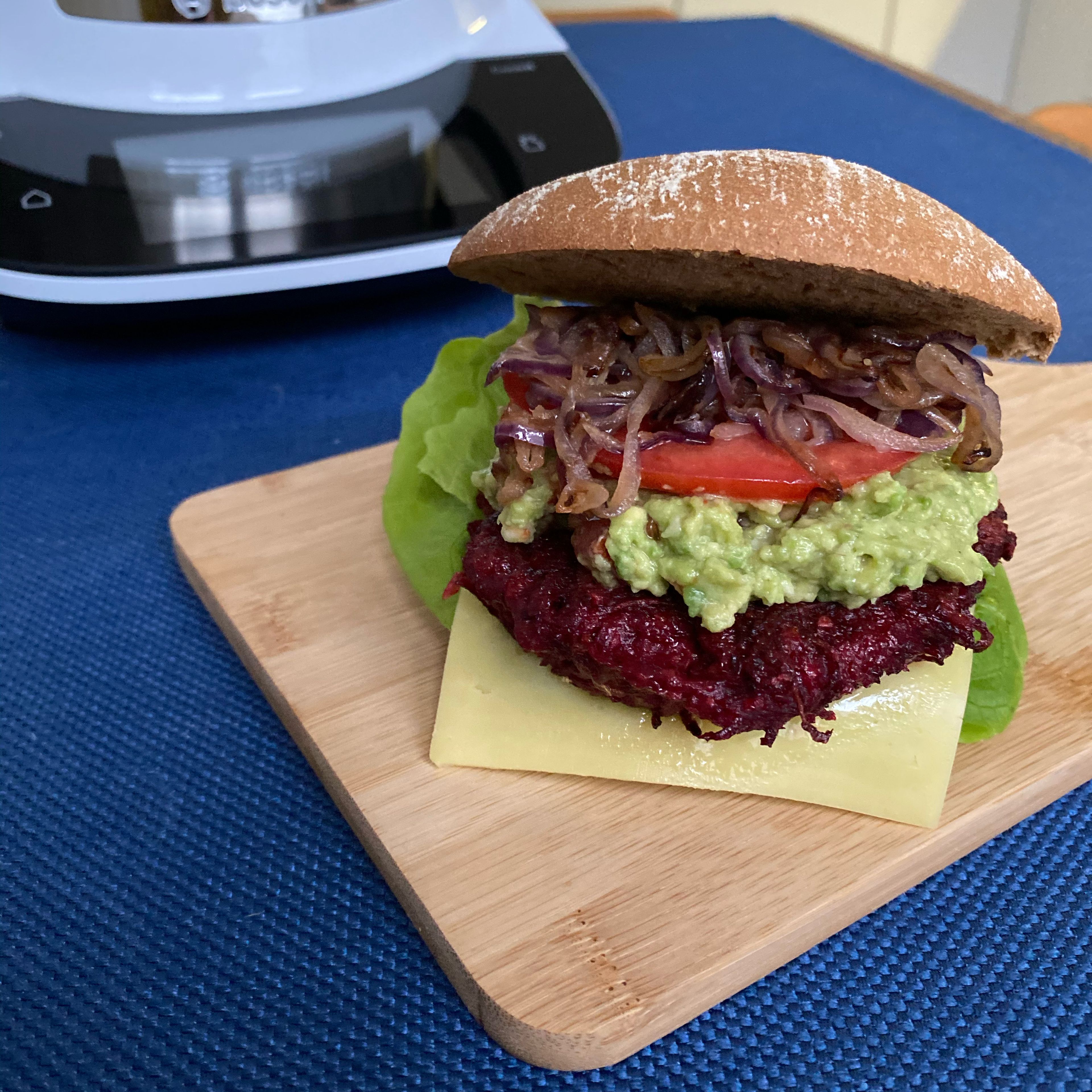 Rote-Bete-Burger mit gebratenen Zwiebeln mit dem Cookit