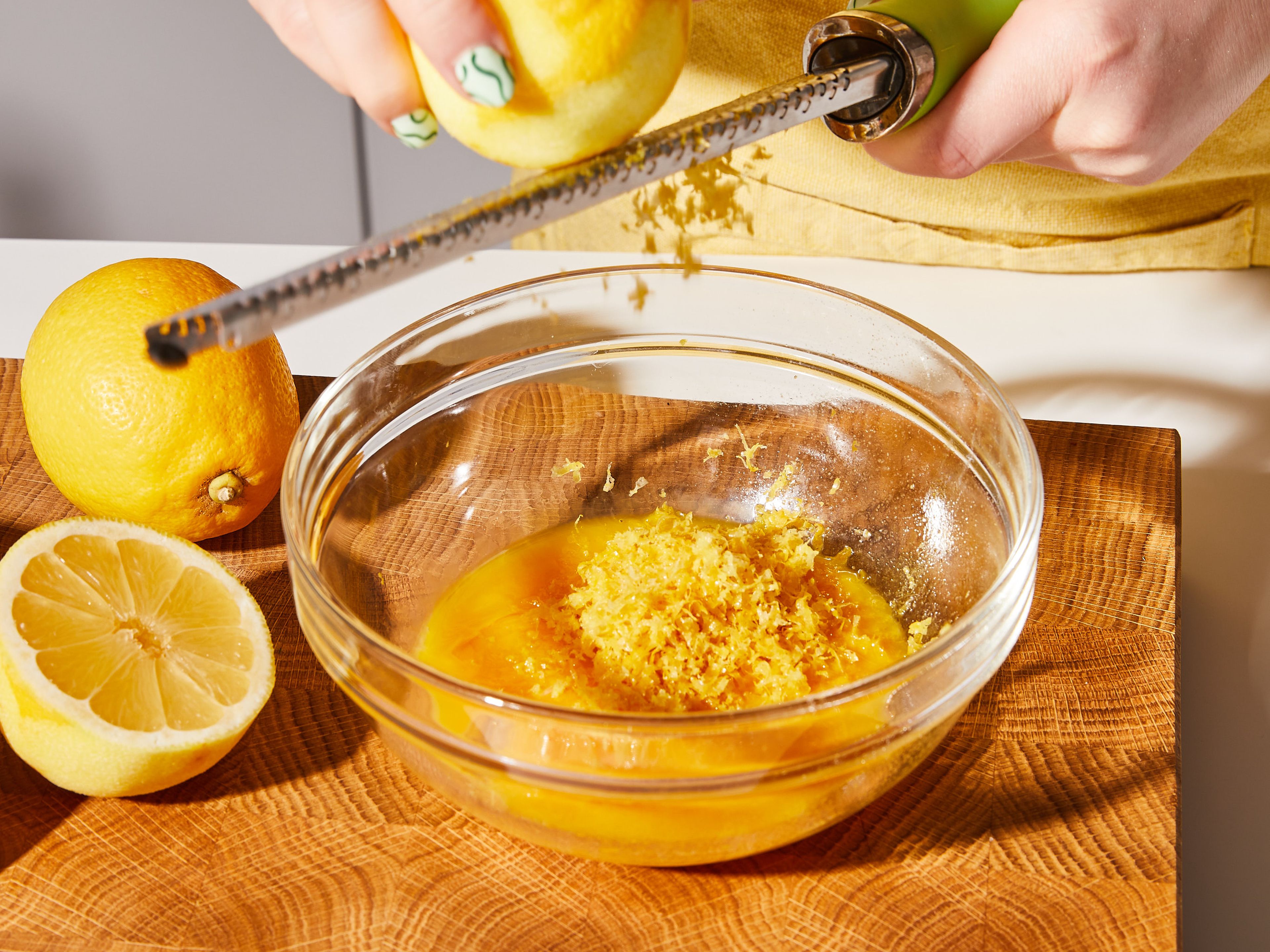 Für die Füllung, zuerst die Zitronen abreiben und entsaften. Das Eigelb vom Eiweiß trennen und das Eiweiß für die Baisermasse aufbewahren. In einer mittelgroßen Schüssel die Eigelbe mit dem Zitronensaft und dem Abrieb verquirlen. Ein Drittel des Zuckers, den Großteil der Speisestärke und das Wasser in einen mittelgroßen Topf geben und bei mittlerer Hitze unter ständigem Rühren zum Kochen bringen, bis die Masse sehr dickflüssig ist. Dann vom Herd nehmen. Um zu vermeiden, dass die Mischung sich trennt, die Ei-Zitronen-Mischung vorsichtig auf dieselbe Temperatur bringen. Dazu ¼ der heißen Mischung hinzufügen und unter ständigem Rühren einarbeiten.