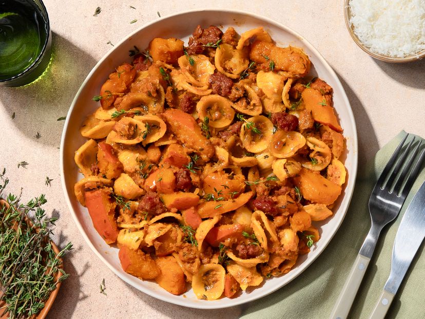 Gemütliche Kürbis-Chorizo-Pasta mit Thymian