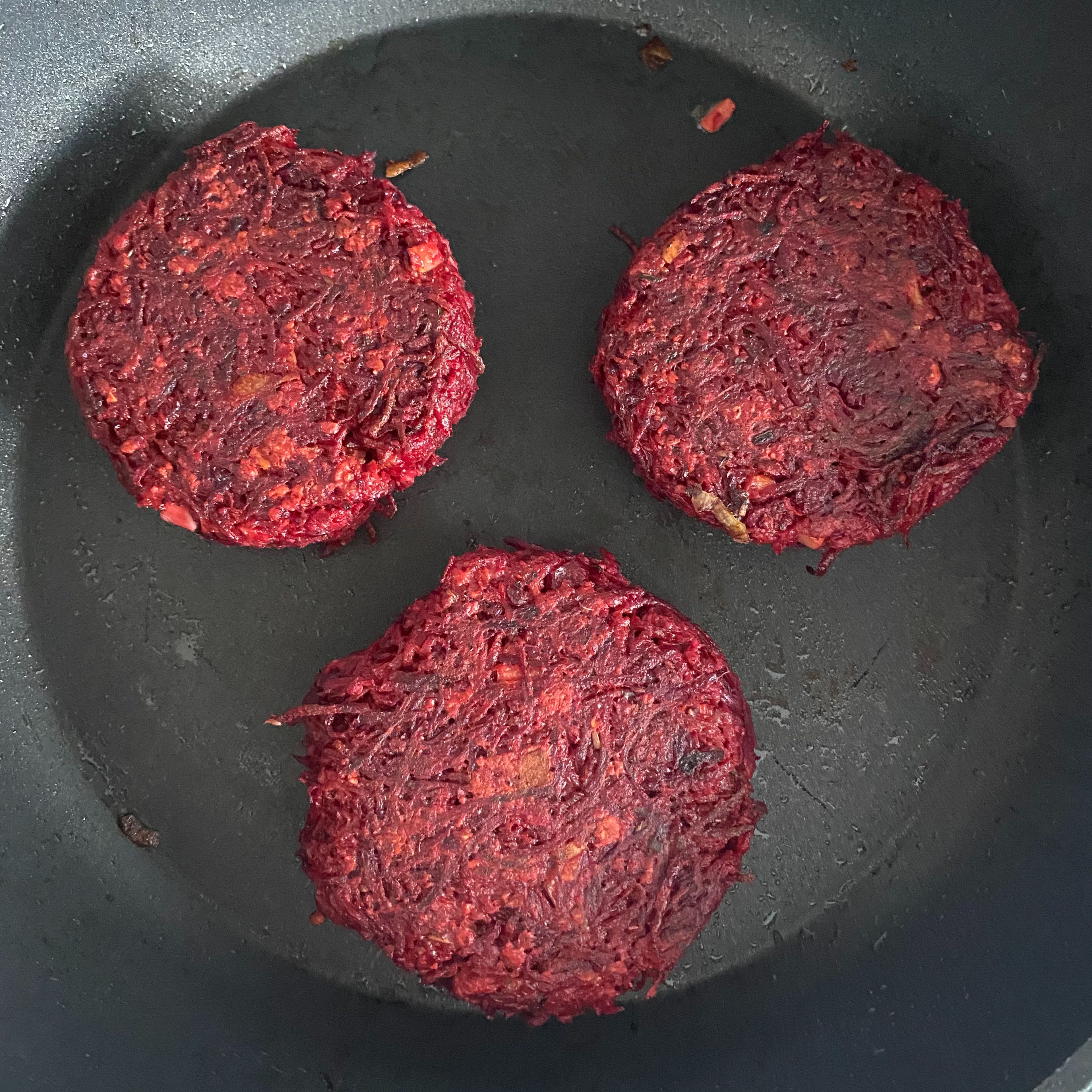 Aus der Rote-Bete-Masse vier Patties formen und in der Pfanne mit etwas Fett bei mittlerer Temperatur mit geschlossenem Deckel von beiden Seiten ca. 5 Min. braten.