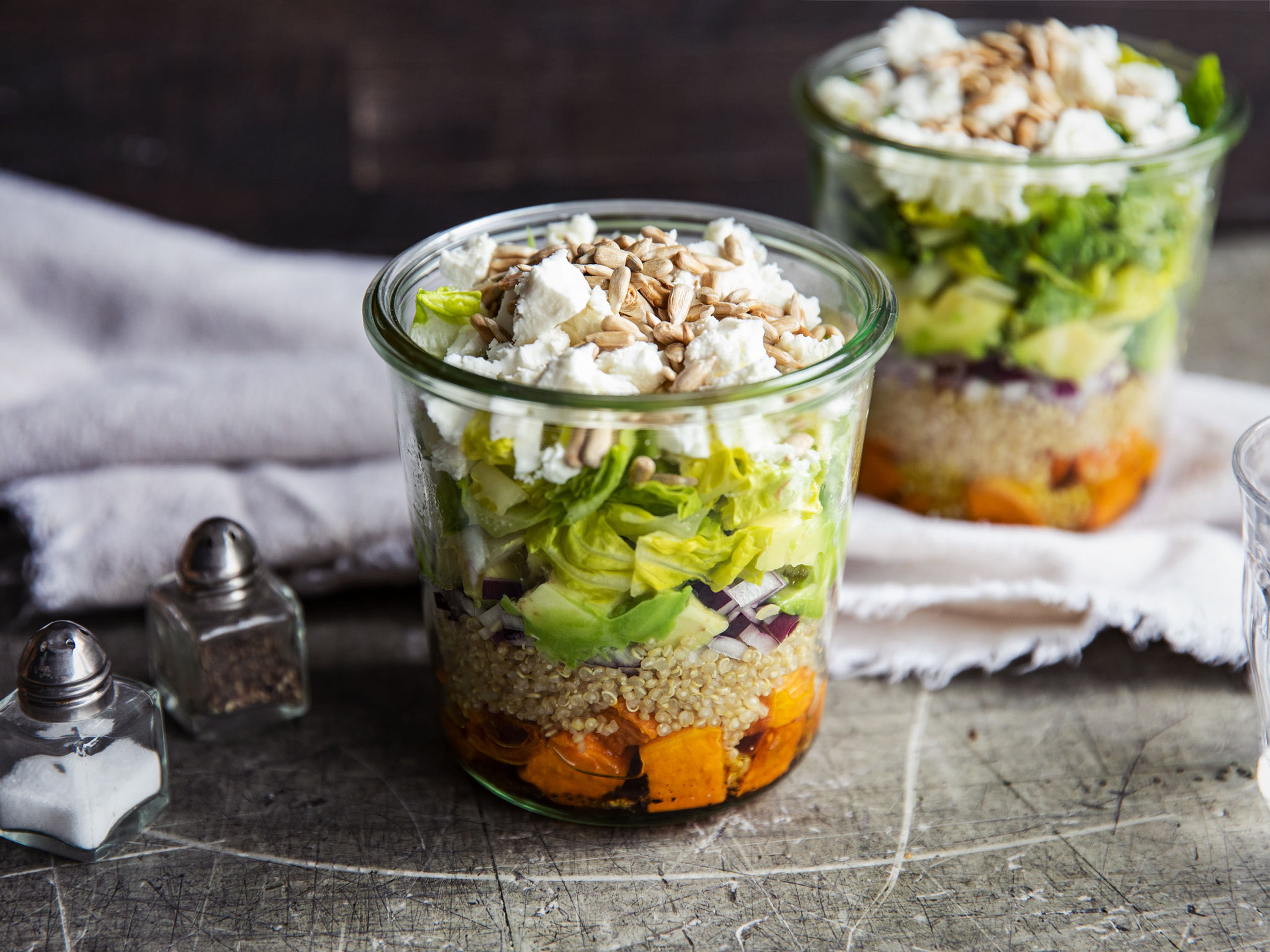 Schichtsalat im Glas mit Quinoa, Süßkartoffel und Feta