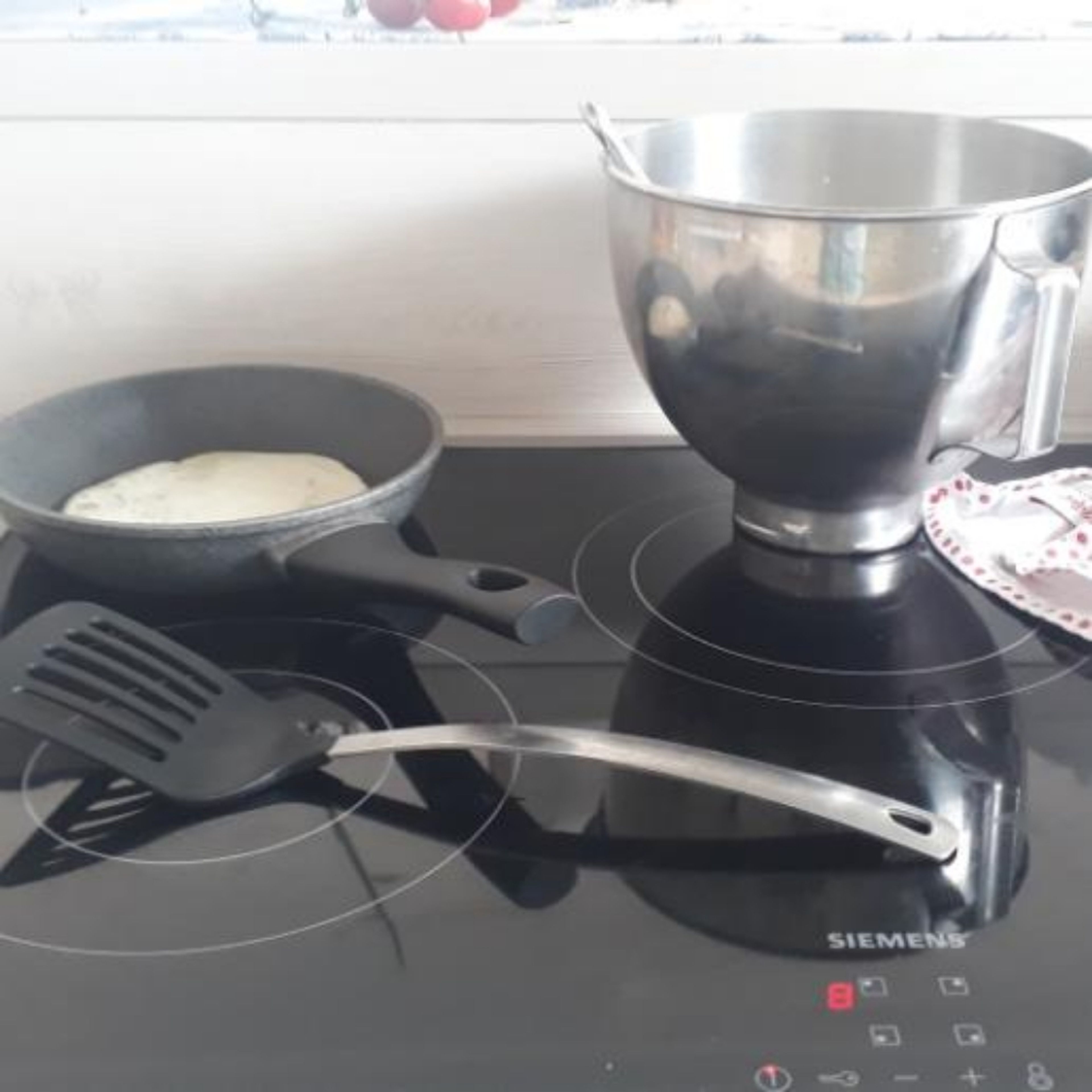 Als letztes brate ich die Pfannkuchen in einer Pfanne heraus.
