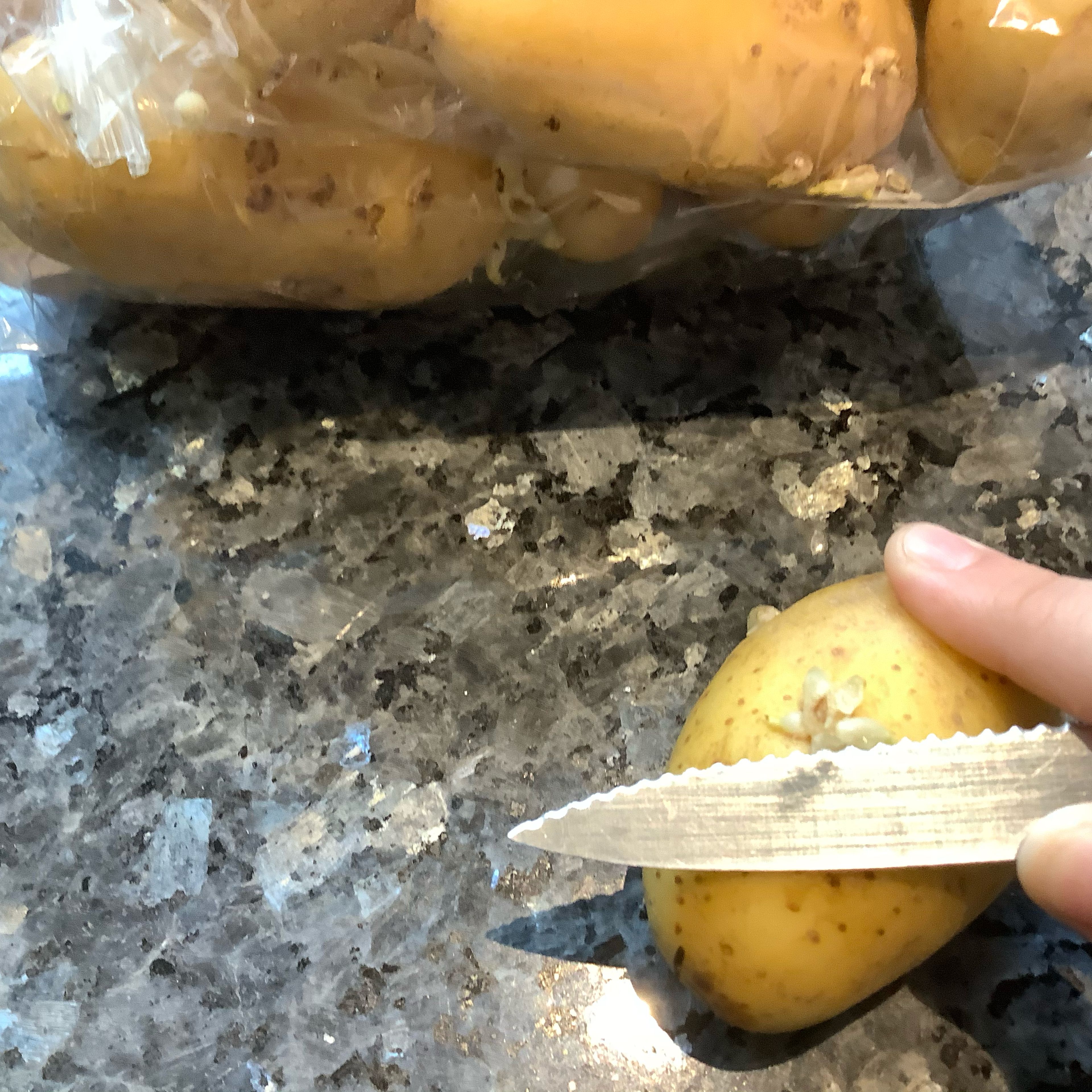 Bei allen Kartoffeln die Spriesse abschneiden.