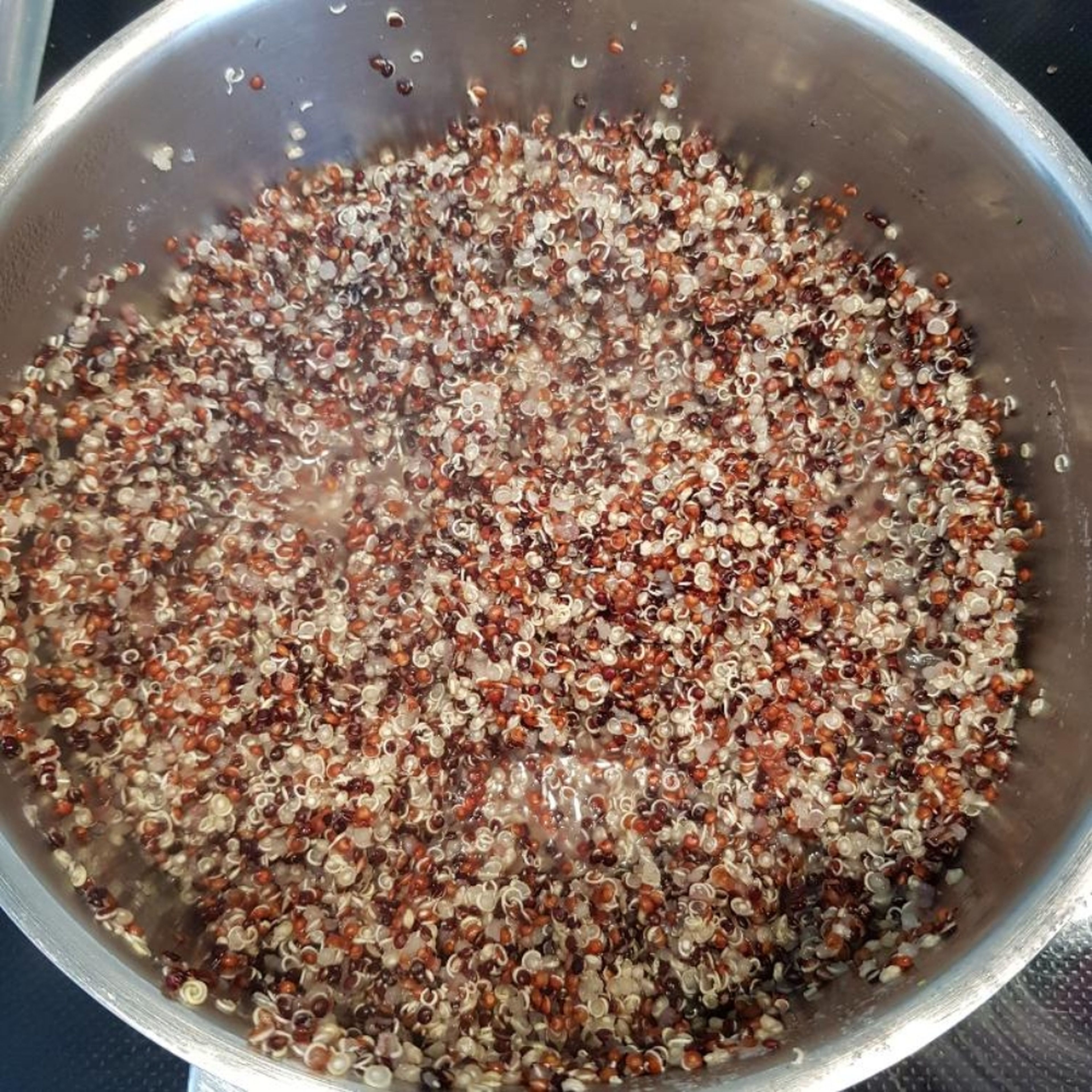 Quinoa mit ca. 600ml Wasser zum Kochen bringen. 10 min. auf kleinster Flamme köcheln lassen (ohne Deckel). Anschließend nochmal 5 min. auf ausgeschalteten Herd stehen lassen bis das Wasser vollständig verdampft ist.