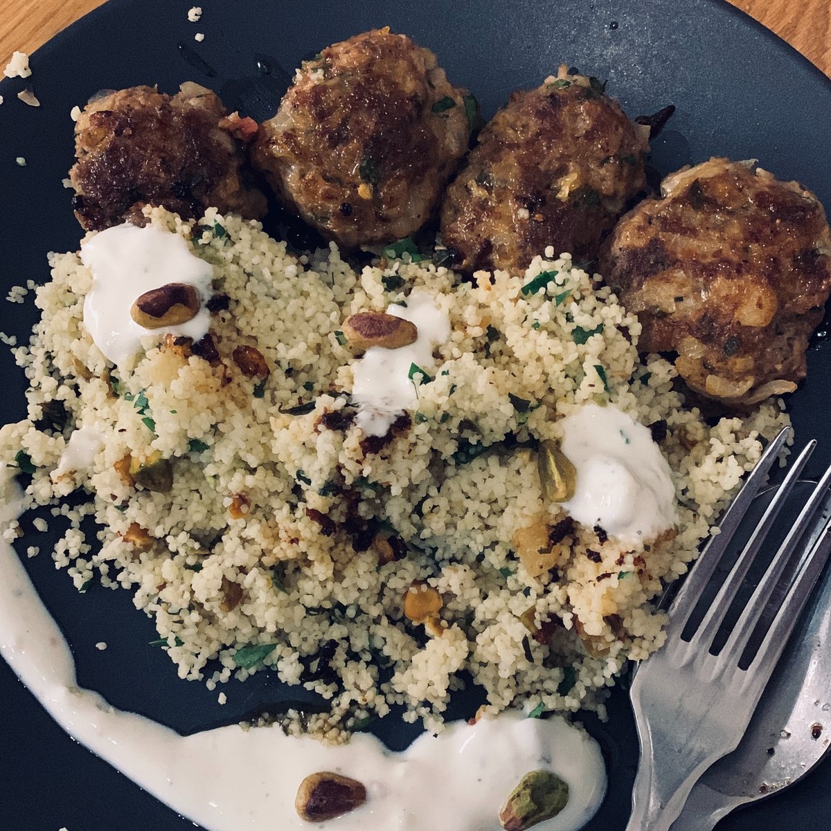 Köfte mit Pistazien-Couscous und Joghurt | Rezept | Kitchen Stories